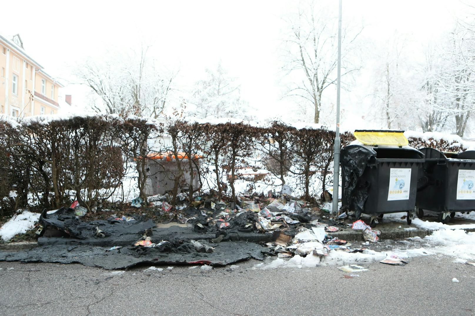 Rund 15 Container auf sieben Müllinseln brannten.