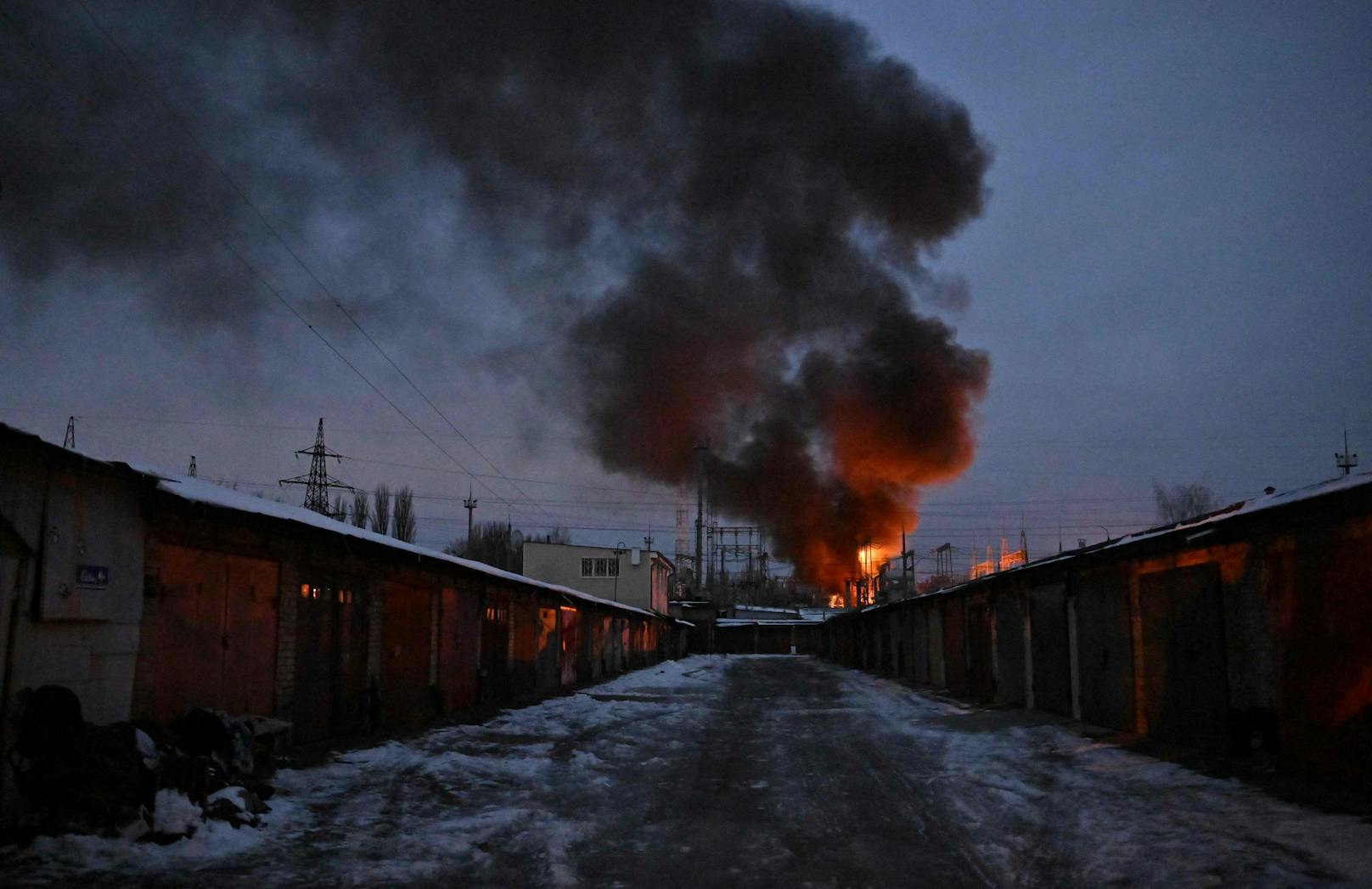 Die ukrainische Hauptstadt Kiew und ihr Umland sind nach Behördenangaben in der Nacht zum Montag von Russland mit Kampfdrohnen iranischer Bauart angegriffen worden.