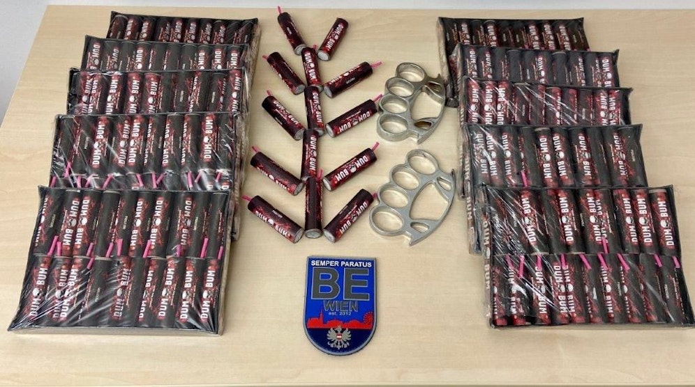 Verbotene Schlagringe und allerhand Pyrotechnik wurden durch die Polizei in Floridsdorf sichergestellt.