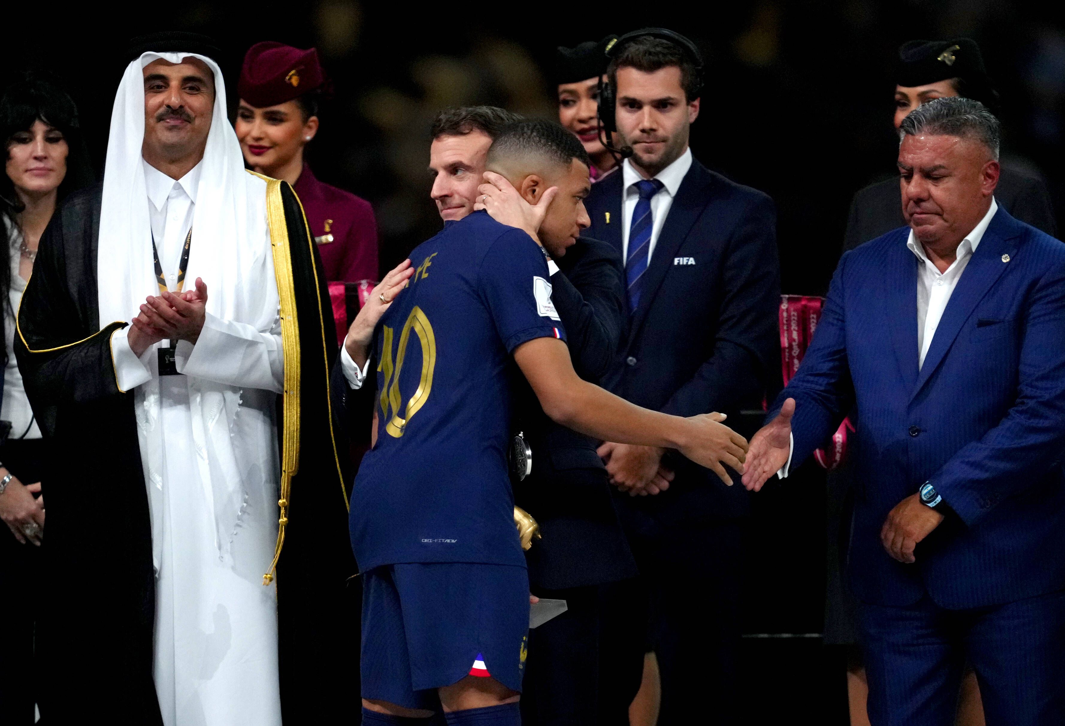 Emanuel Macron herzt Kylian Mbappe. Der Superstar fühlt sich augenscheinlich nicht wohl.