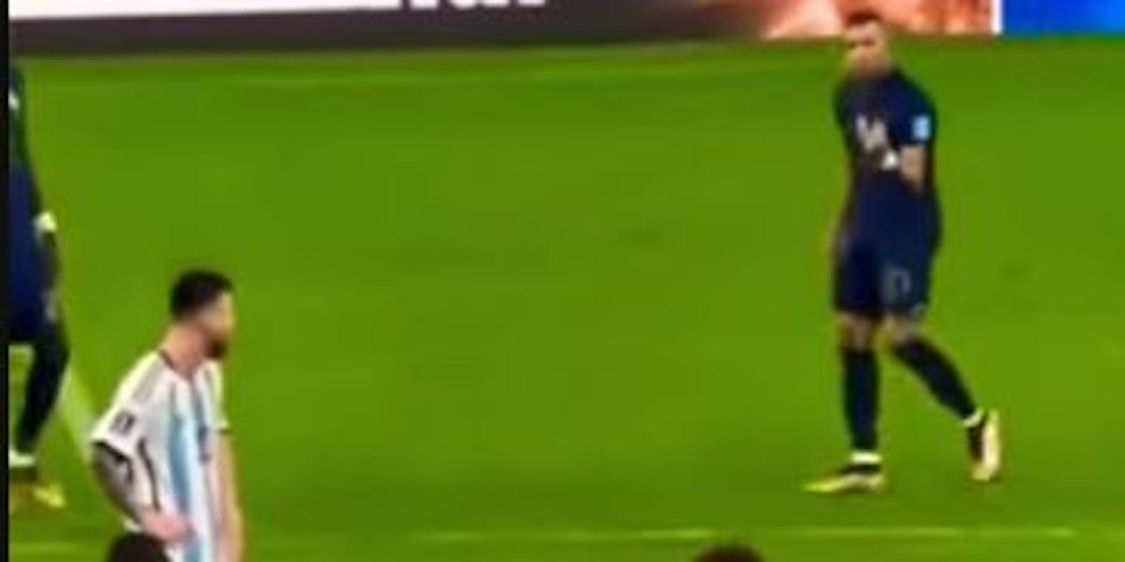 Video zeigt, wie sich Messi und Mbappe provozieren