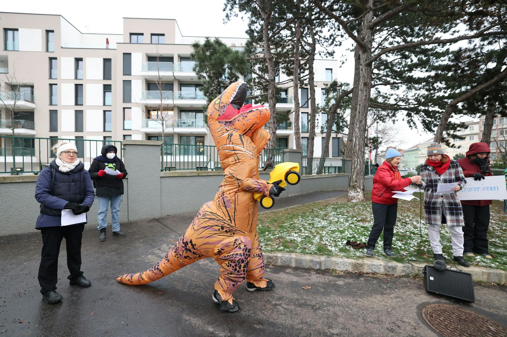 Der "Döby-Saurus" repräsentierte die Gedanken einiger Autofahrer im Bezirk.&nbsp;