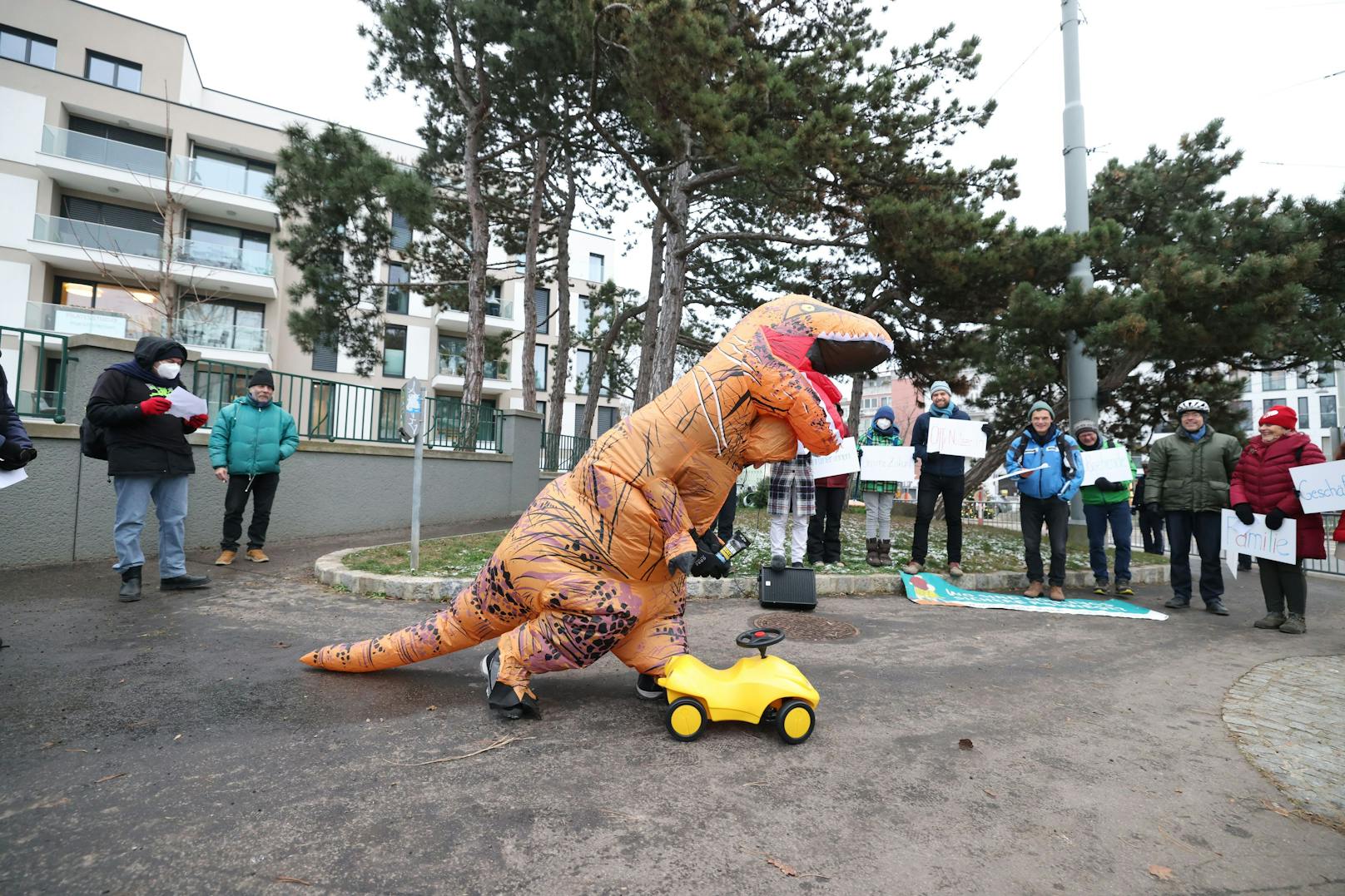 Der Autofahrer Döby-Saurus muss nun teilen lernen, denn der öffentliche Raum gehört allen.&nbsp;