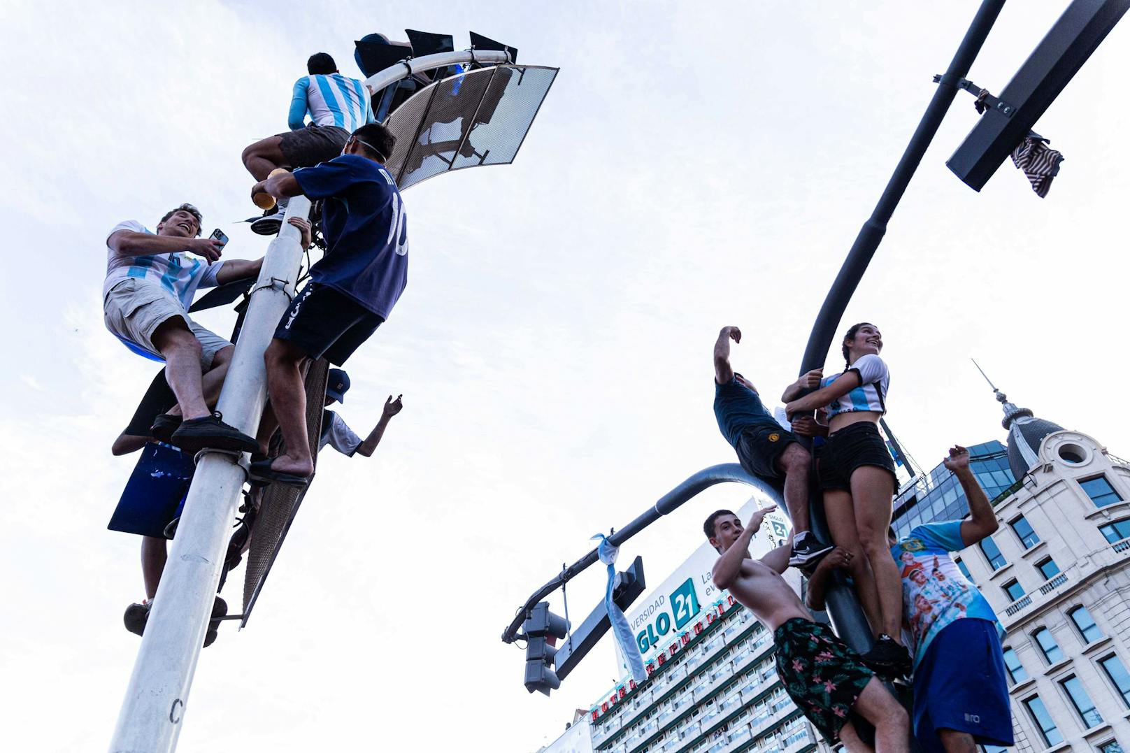 Fans feierten in Buenos Aires auch auf Laternen und Ampeln.