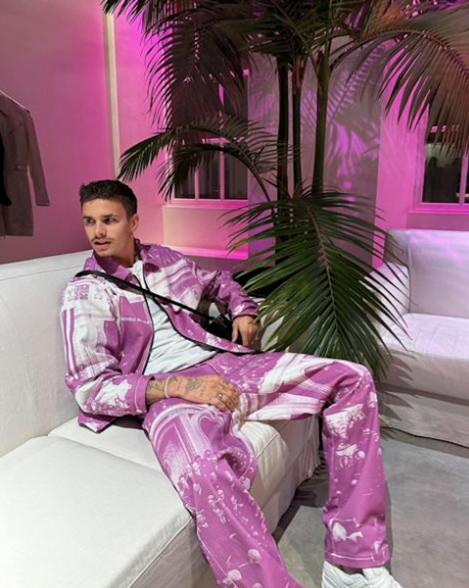 Romeo Beckham ganz in pink.