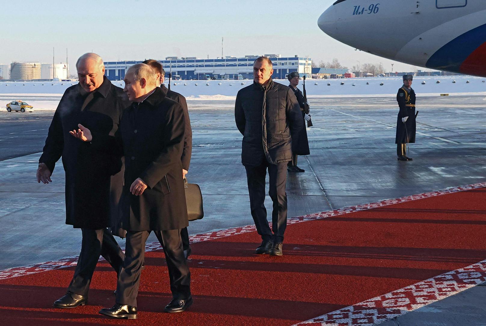 Lukaschenko rollt den roten Teppich für Putin aus