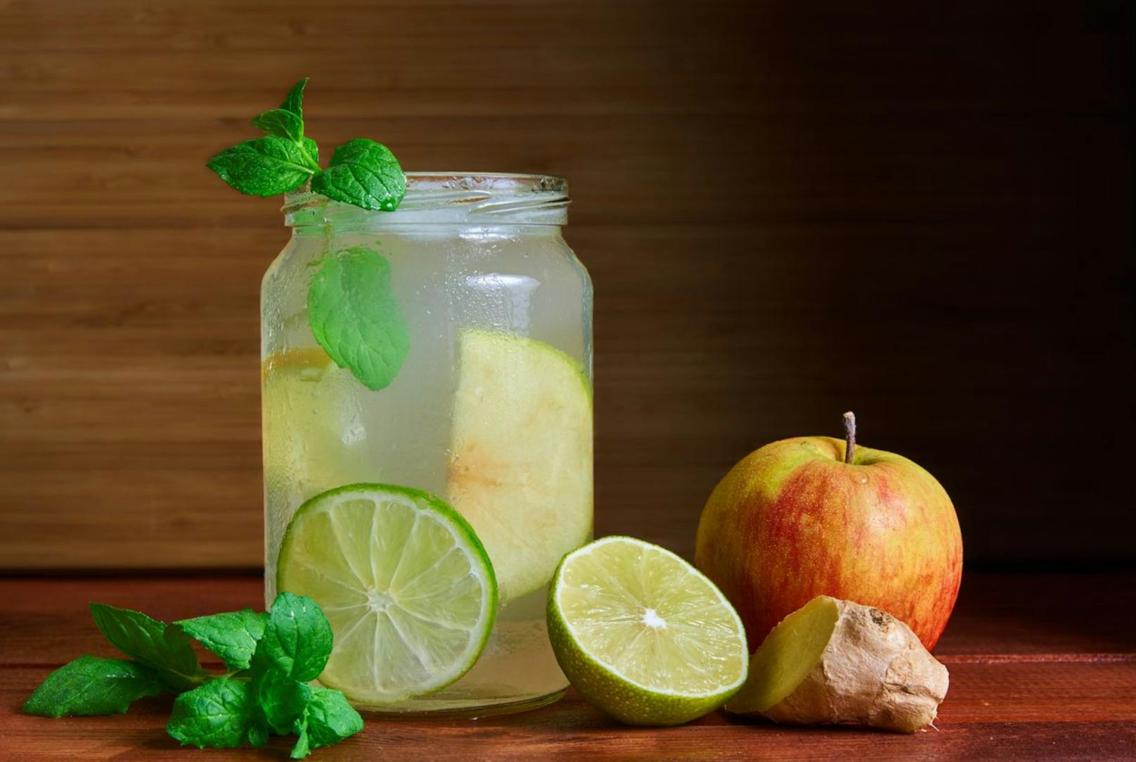 Das Trendgetränk Switchel enthält Apfelessig, Zitronensaft, Honig, Wasser und die Zauber-Zutat Ingwer. Dieser Drink verpasst dir einen richtigen Kick und regt außerdem deinen Stoffwechsel an.