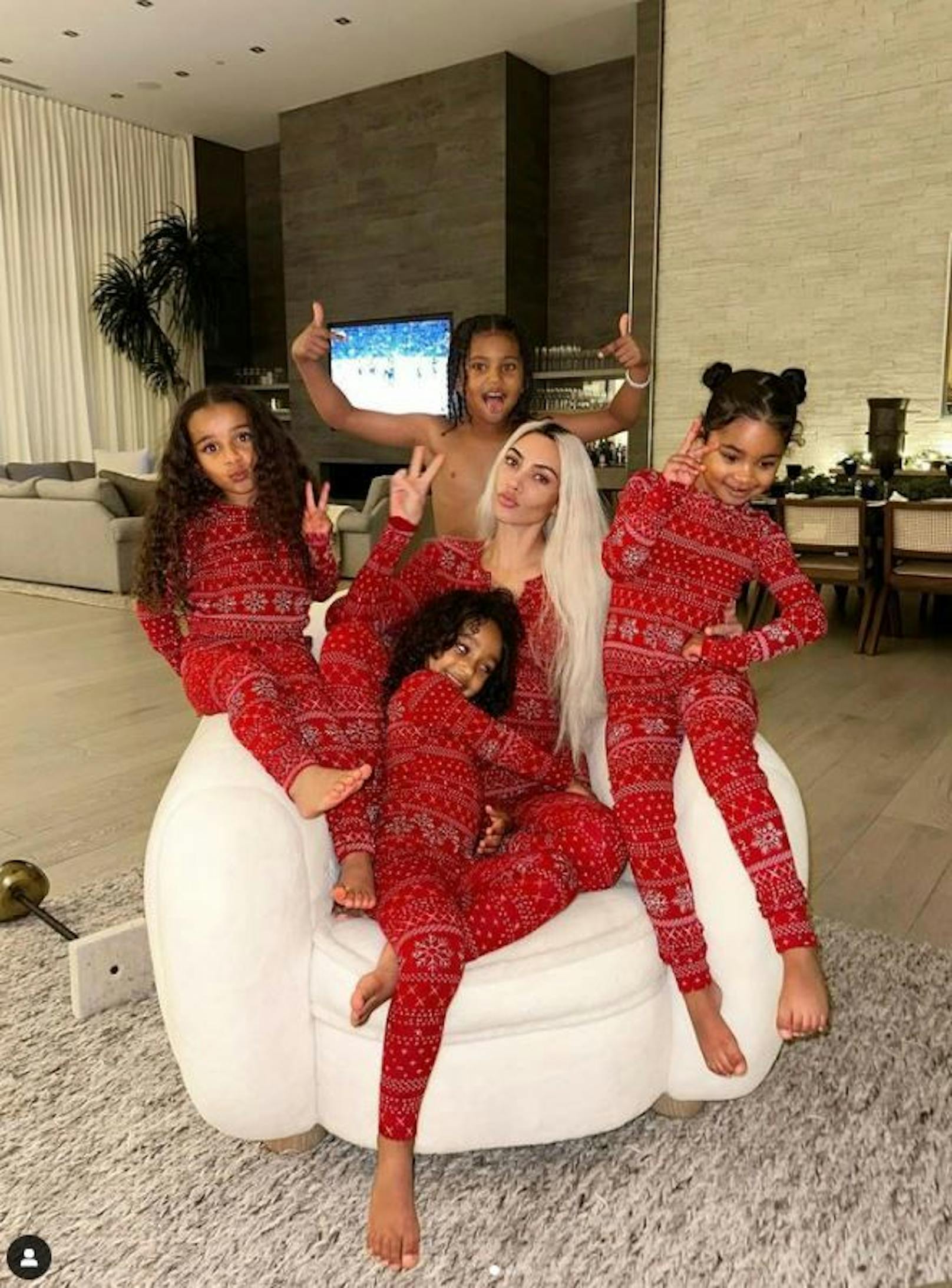 Kim Kardashian im Weihnachtspyjama mit ihren Kindern.
