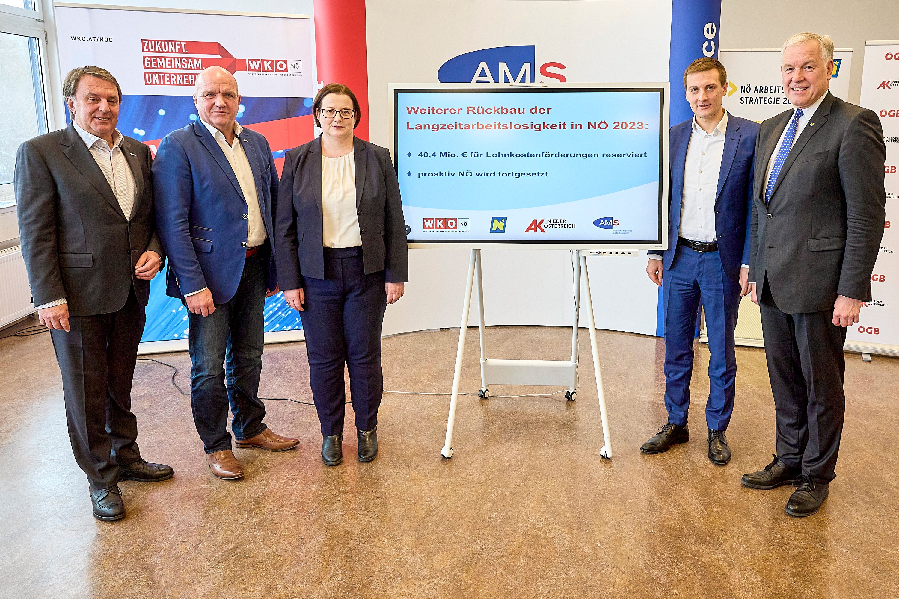 Wolfgang Ecker (Präs.  WKNÖ), Markus Wieser (Präs. AK NÖ, Vors. ÖGB NÖ), Doris Höchtl (Egger Personalchefin),  Sven Hergovich (Landesgeschäftsführer AMS NÖ) und Arbeitsmarkt-Landesrat Martin Eichtinger kurz nach der PK (v.l.).