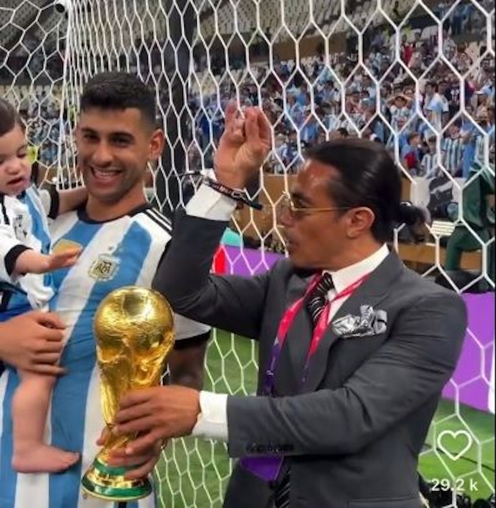 Saltbae salzt den WM-Pokal. 