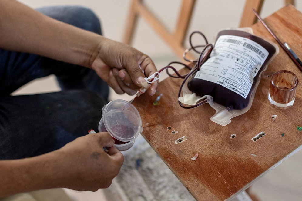 Alle drei Monate lässt sich Elito Circa 0,5 Liter Blut für seine Kunst abzapfen.