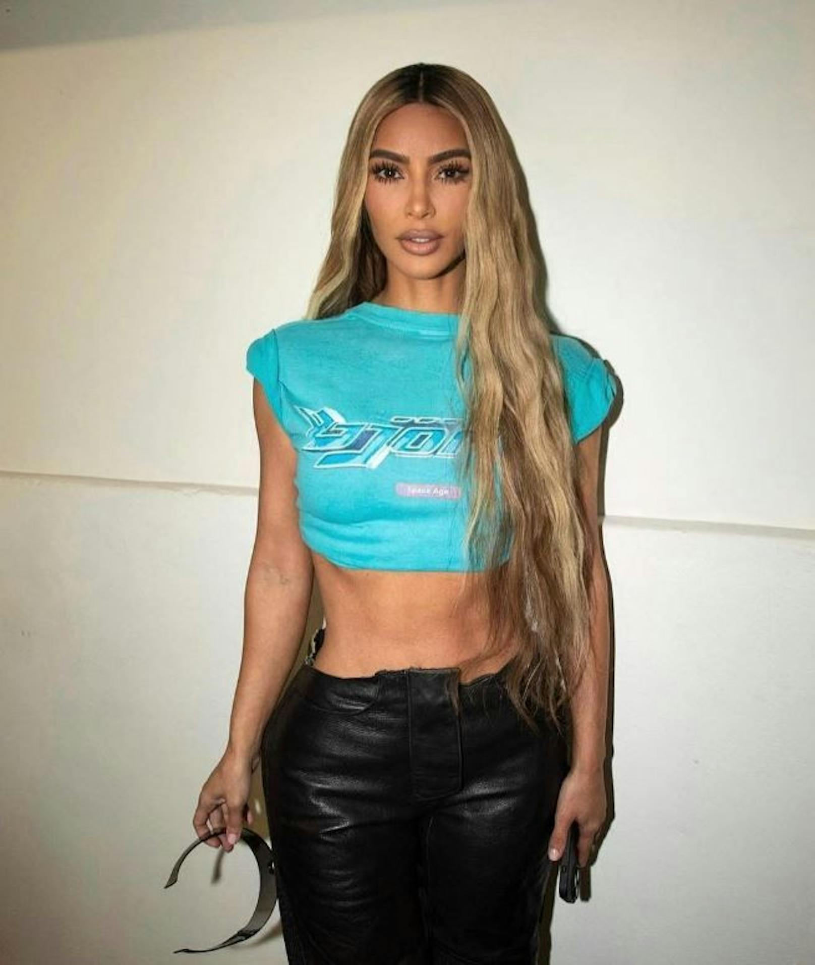 Kim Kardashian im neuen Look - ihre platinblonde Mähne musste weichen.