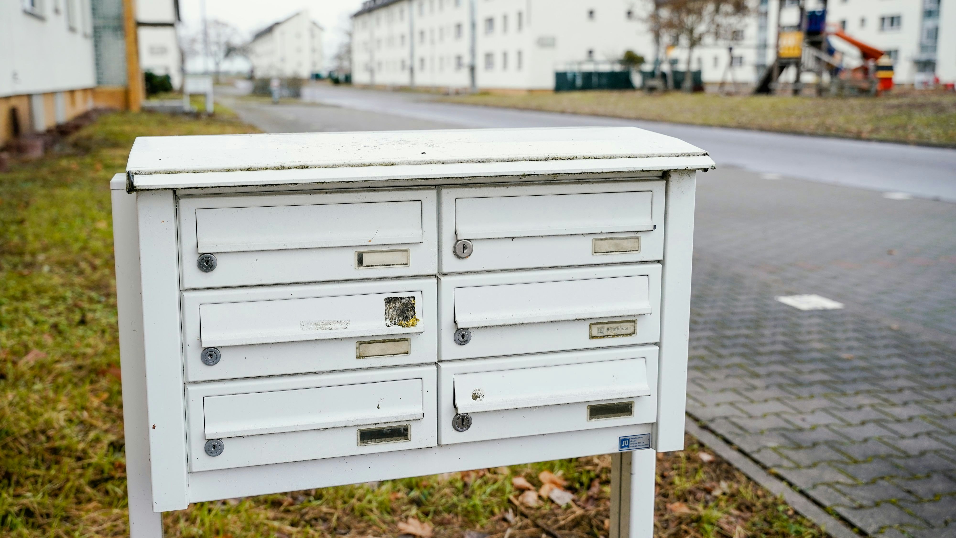 Download von www.picturedesk.com am 19.12.2022 (12:18).  04 December 2020, Baden-Wuerttemberg, Heidelberg: A mailbox stands in front of residential buildings on the former site of the US settlement "Patrick-Henry-Village". Together with the Federal Institute for Real Estate (BlmA), the city of Heidelberg wants to develop the area of the former Patrick-Henry-Village. A new district with housing for 10,000 people and 5,000 jobs is to be created. Photo: Uwe Anspach/dpa - 20201204_PD4200 - Rechteinfo: Rights Managed (RM)