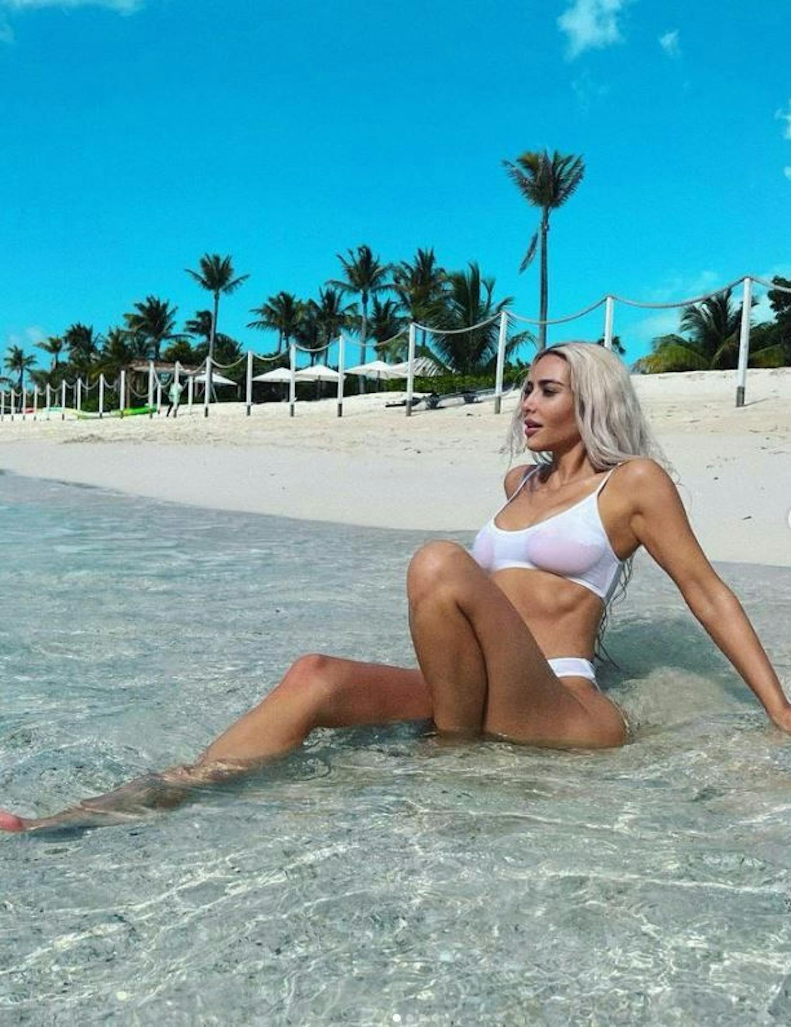 Kim Kardashians neuer Bikini scheint ein bisschen durchsichtig zu sein.