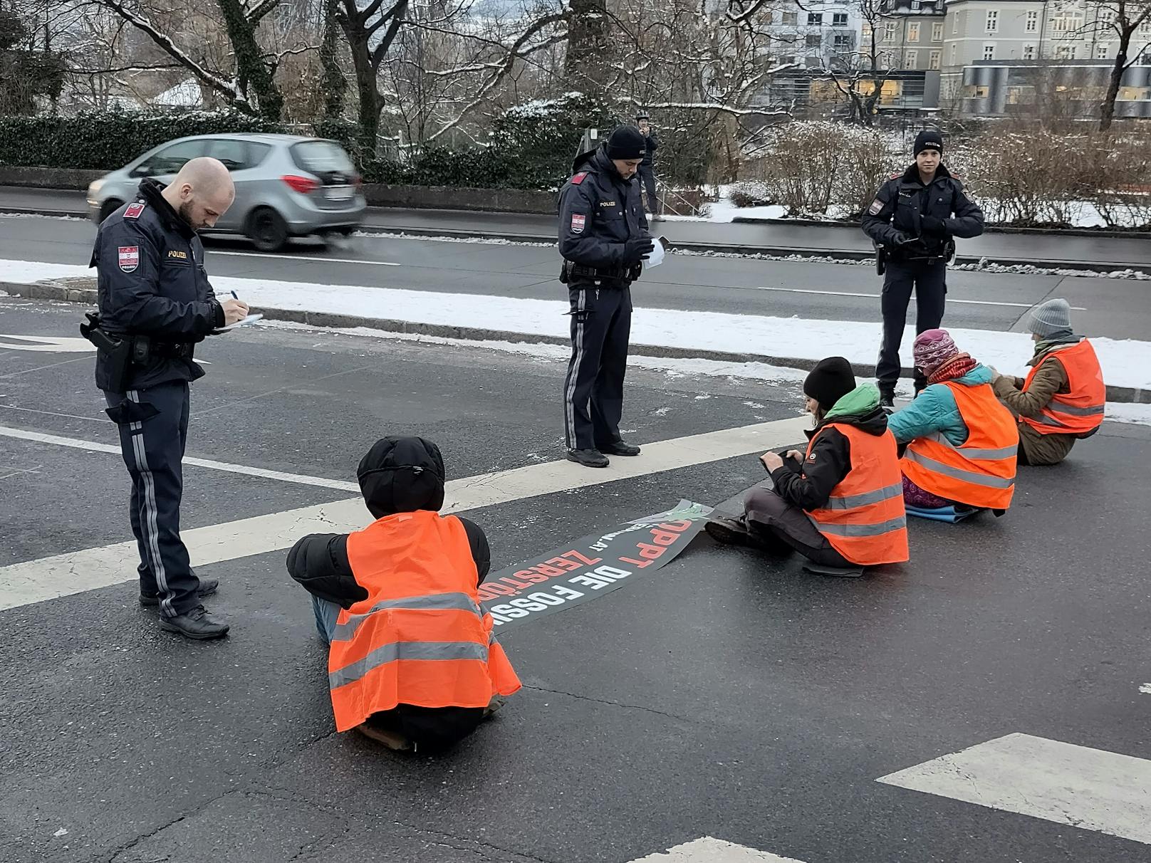 Die vier Aktivisten wurden von der Straße getragen. Zuvor gab es eine örtliche Umleitung. Die Blockade ist die bereits dritte in Innsbruck in den letzten Wochen. 