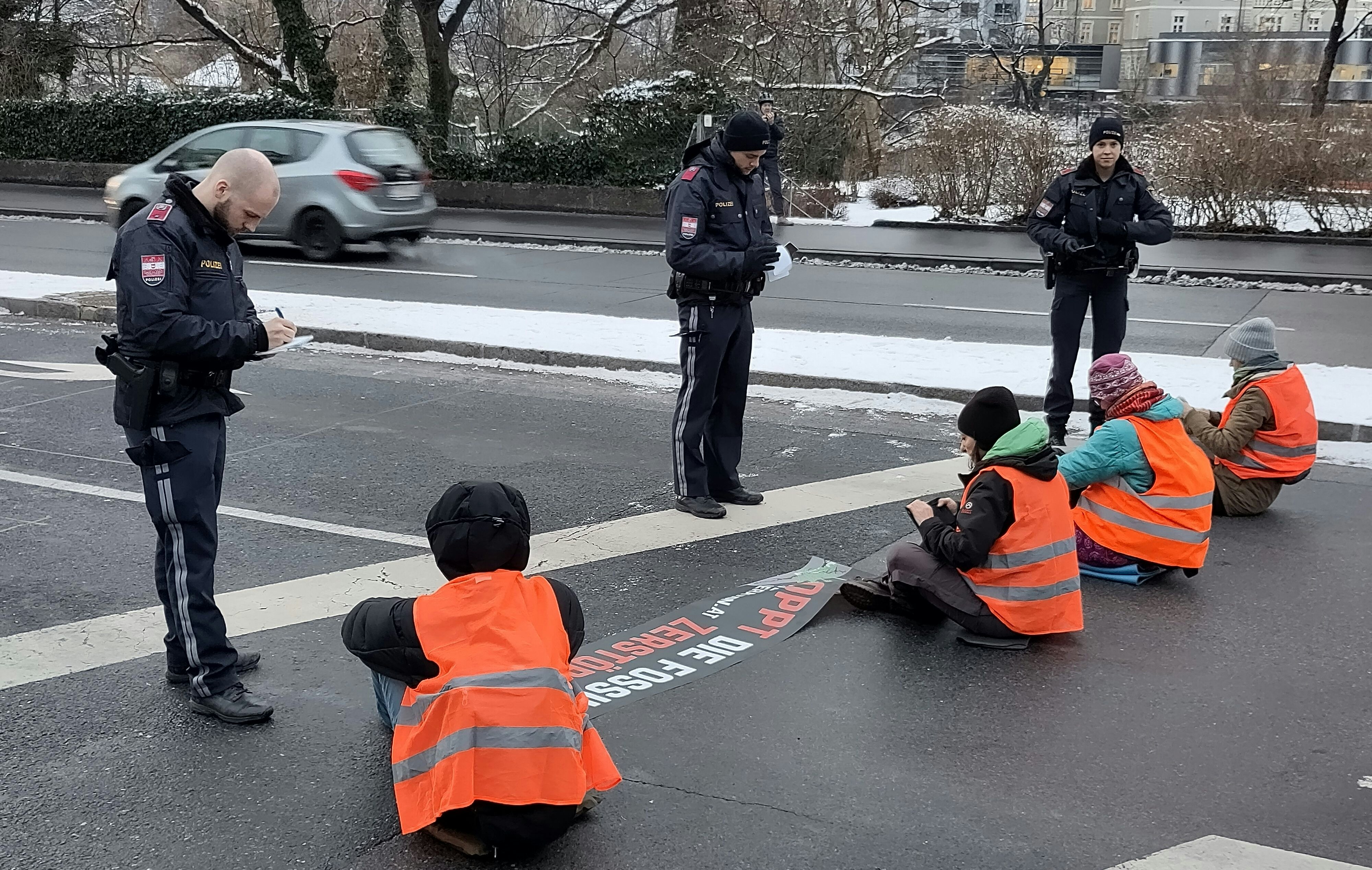 Die vier Aktivisten wurden von der Straße getragen. Zuvor gab es eine örtliche Umleitung. Die Blockade ist die bereits dritte in Innsbruck in den letzten Wochen. 
