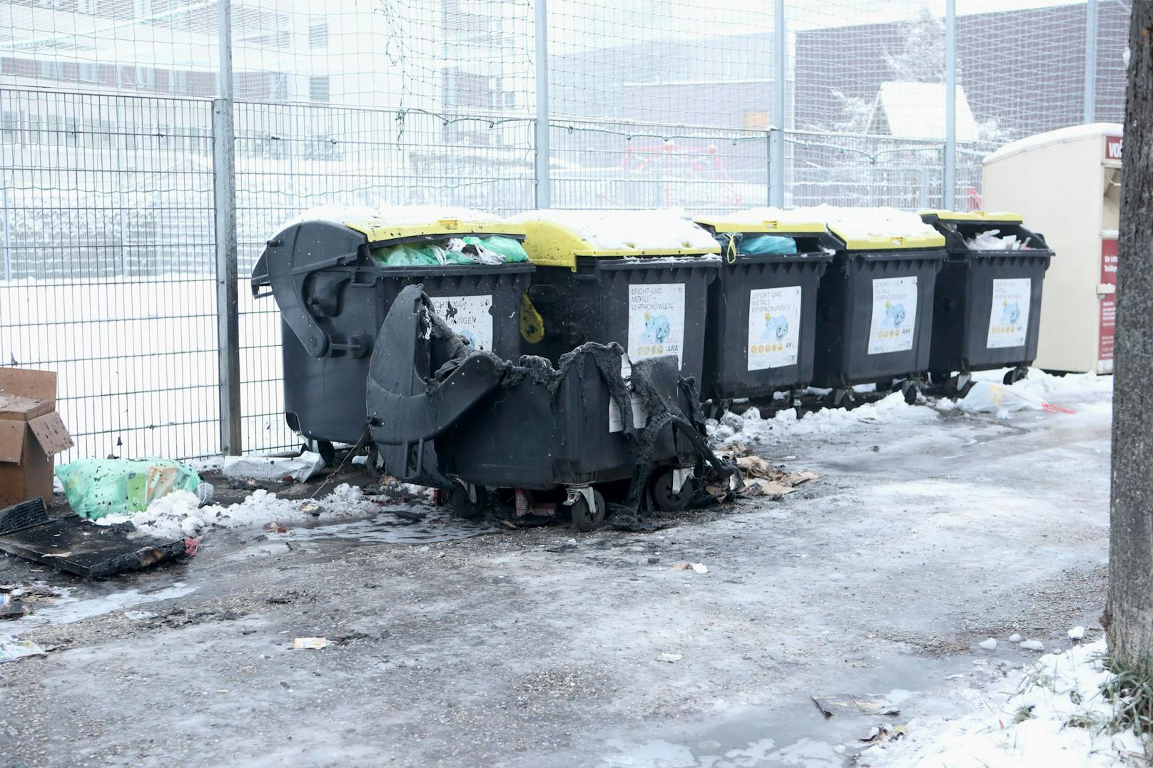 Polizei und Feuerwehr gehen von Brandstiftung aus.