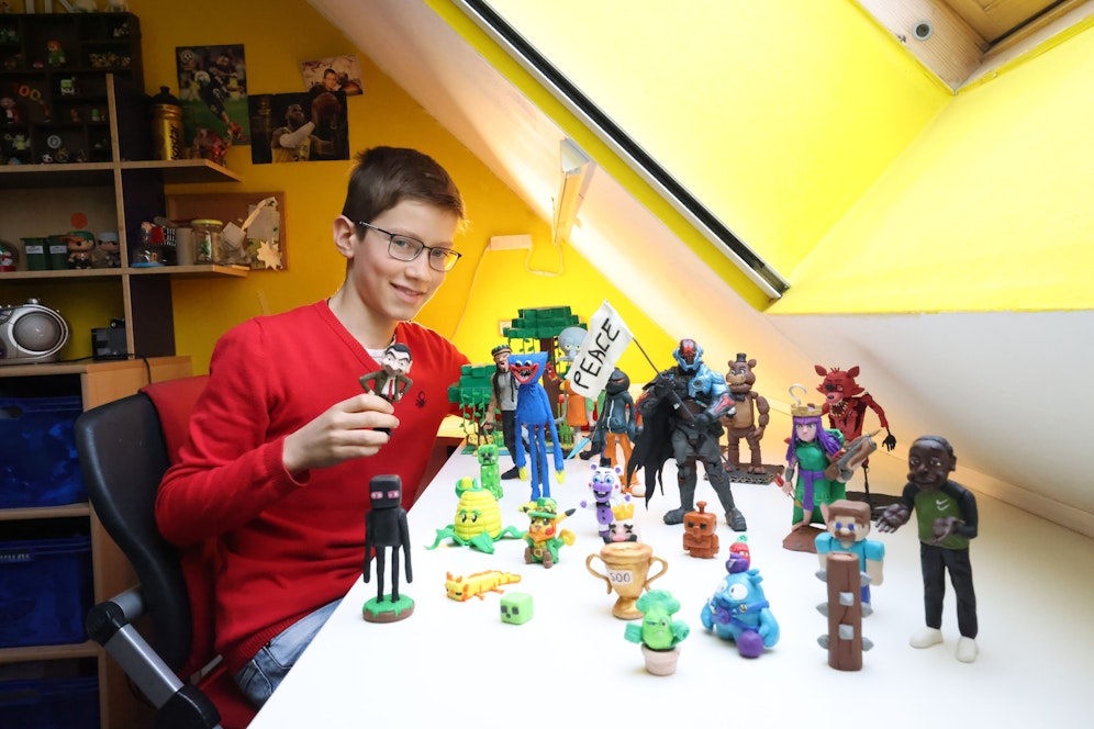Emmanuel (14) ist ein wahrer Künster, seine Plastilin-Figuren finden vor allem auf Instagram großen Anklang. Nun gibt es auch eine Messi-Figur des Donaustädter Schülers.&nbsp;