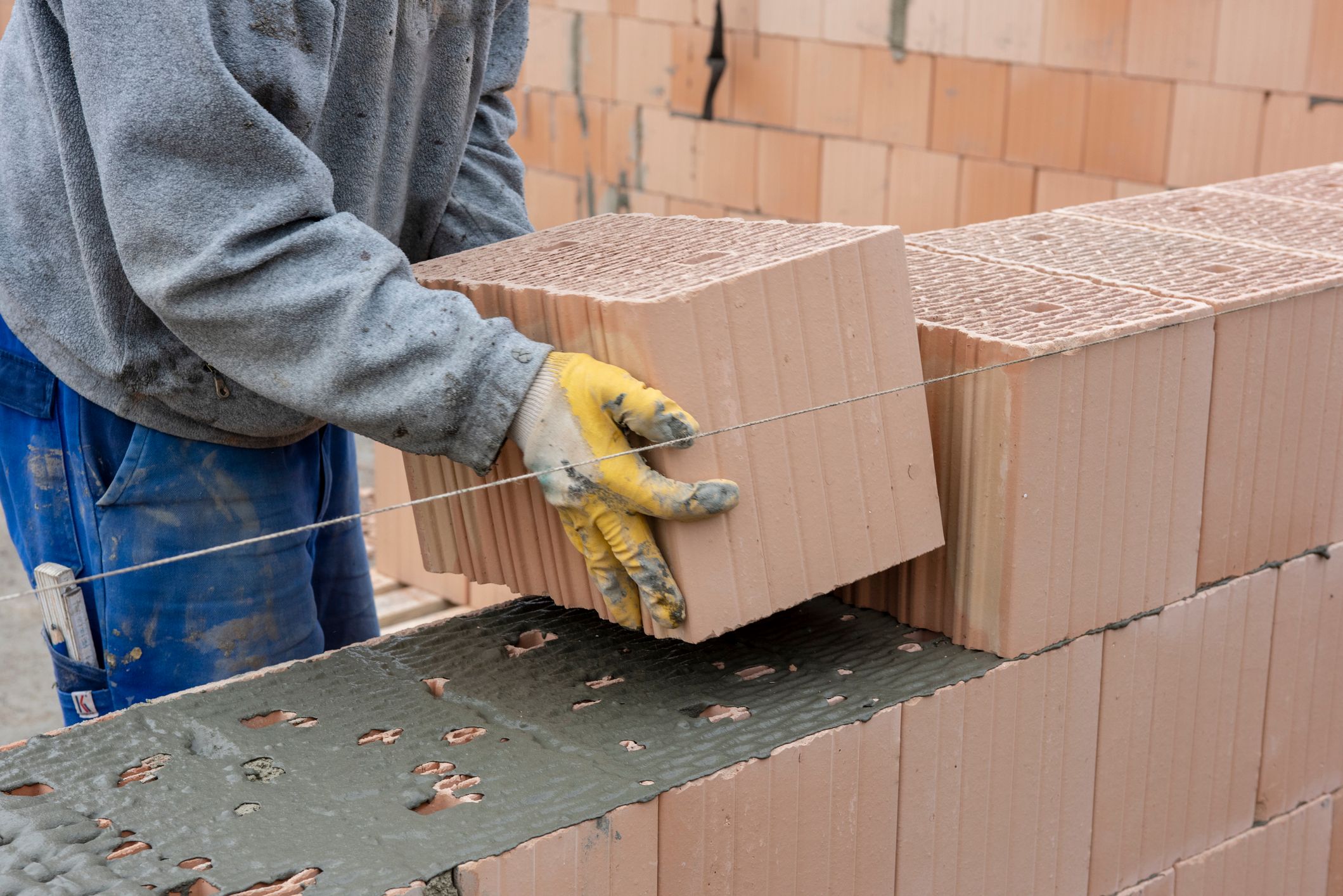 Die Baubranche steckt in der Krise; die Wirtschaftskammer pocht auf Gegenmaßnahmen.