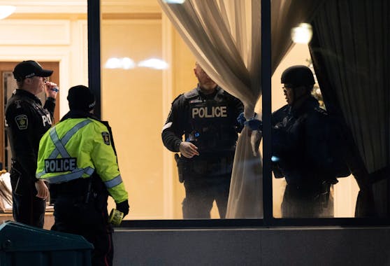 Download von www.picturedesk.com am 19.12.2022 (10:20).  Police stand in the lobby of a condominium building following a shooting in Vaughan, Ontario, Sunday, Dec. 18, 2022. Authorities said multiple people were shot and killed in a unit of the building in the Toronto suburb and the gunman was killed by police. (Arlyn McAdorey/The Canadian Press via AP) - 20221219_PD0677 - Rechteinfo: Rights Managed (RM)