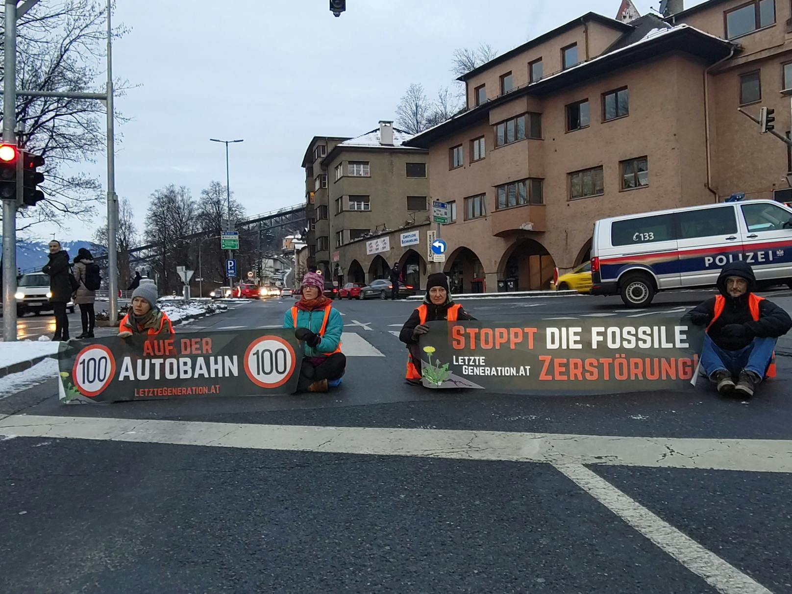 Montagfrüh haben Aktivisten der Letzten Generation eine Sitzblockade an der Innsbrucker Haller Straße durchgeführt. 