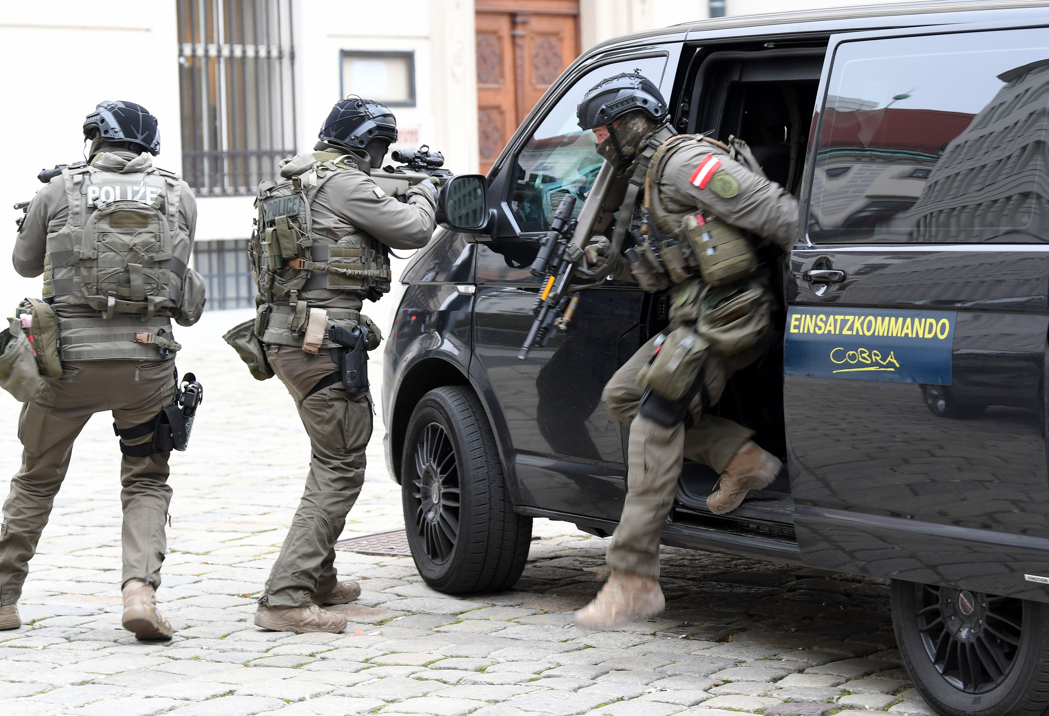 Polizisten des EKO Cobra bei einer Demonstration ihrer Fähigkeiten durch das Innenministerium.