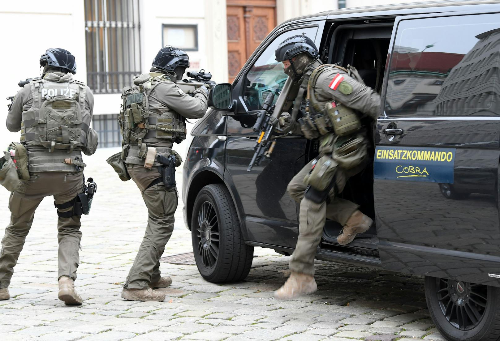 Gemeinsam mit Polizisten des EKO Cobra wurde die Betreiberin mehrerer rechtsextremer Gruppenchats ausgeforscht und verhaftet.