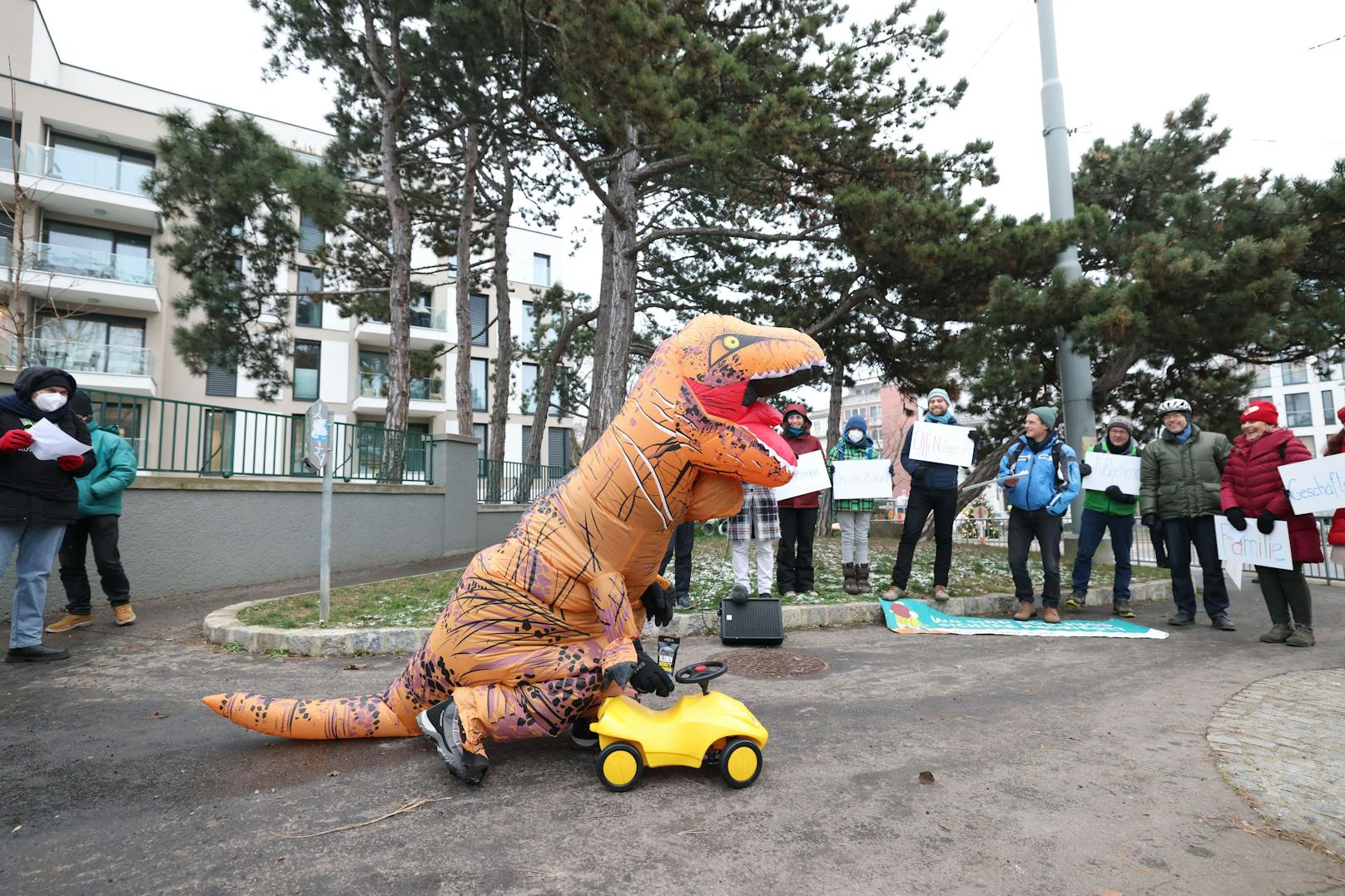 Mit seinem eigenen Auto fährt der Dinosaurier auf der Straße.&nbsp;