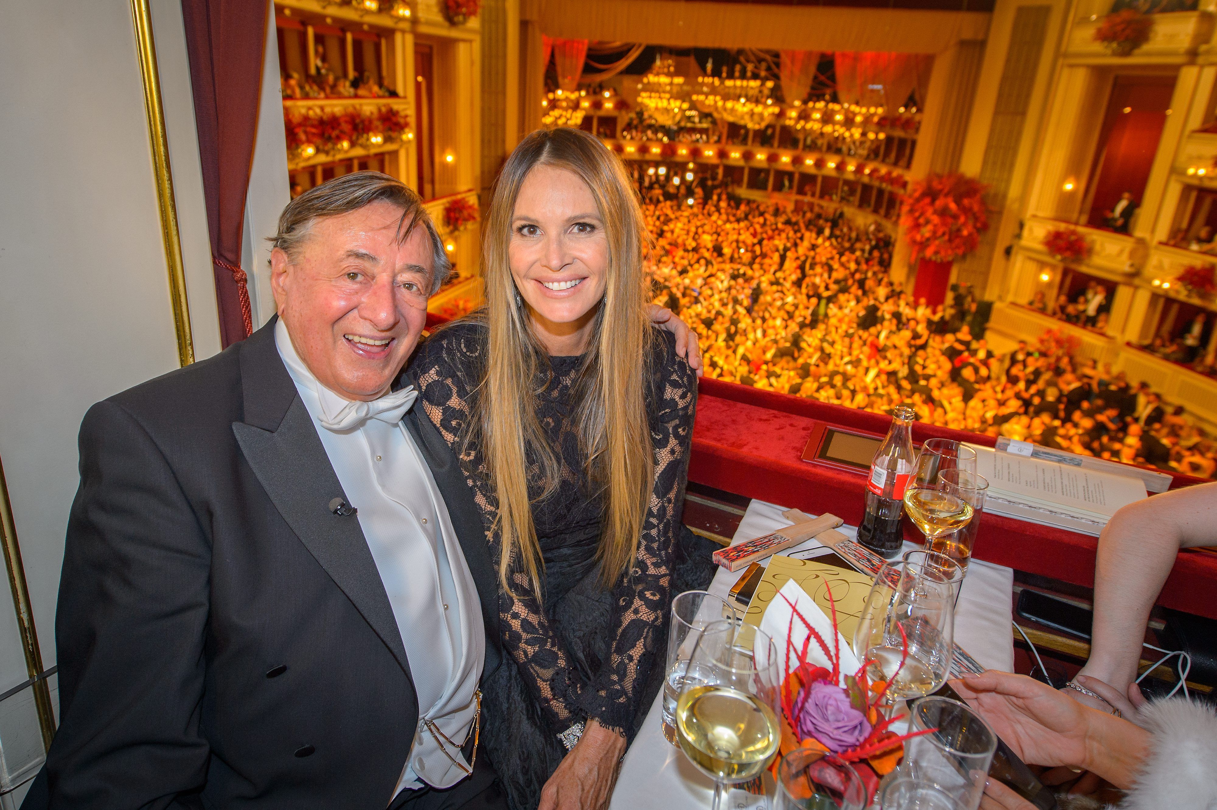 2019 nahm Elle Macpherson in der Loge von Lugner Platz