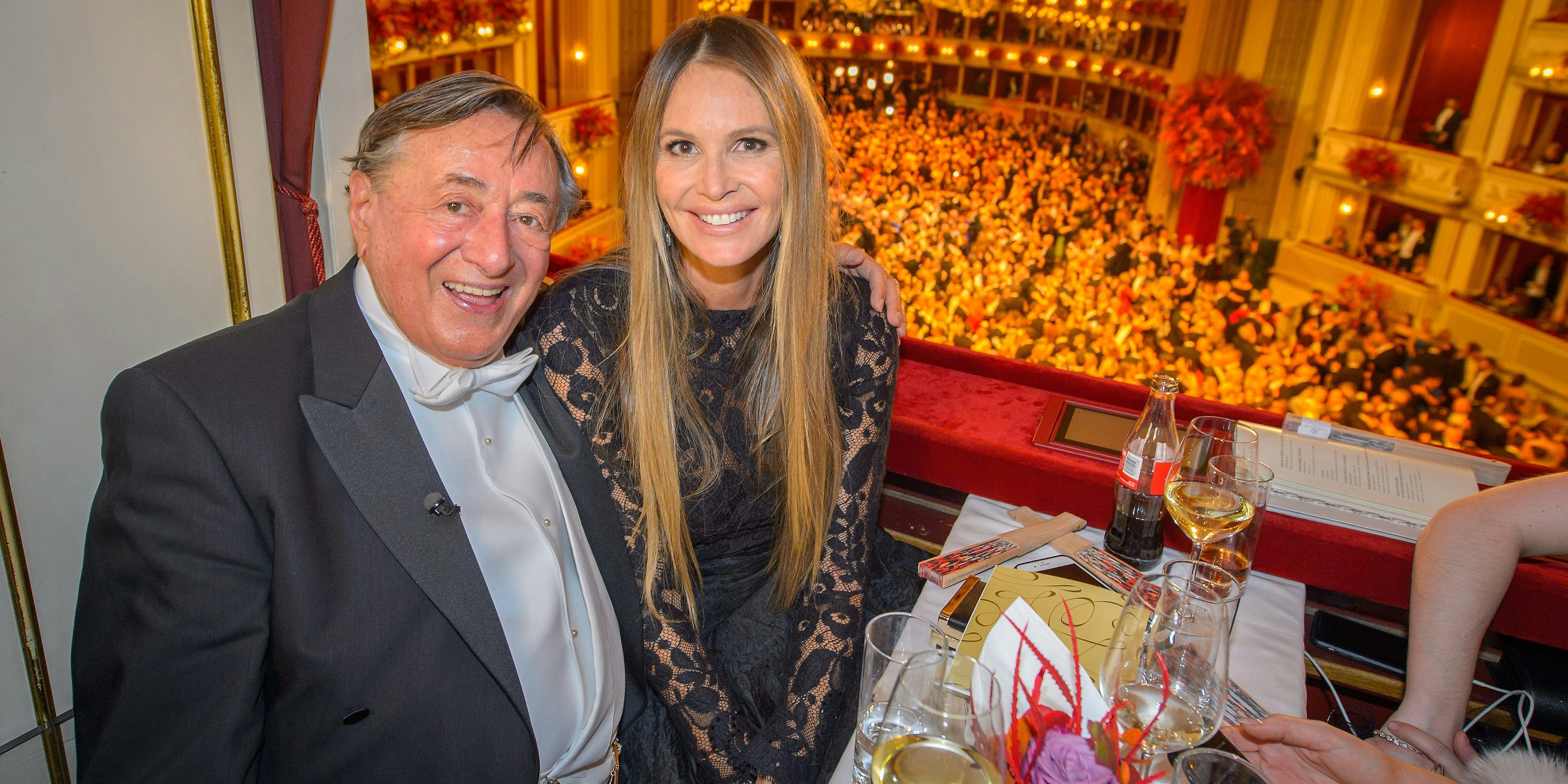 2019 nahm Elle Macpherson in der Loge von Lugner Platz