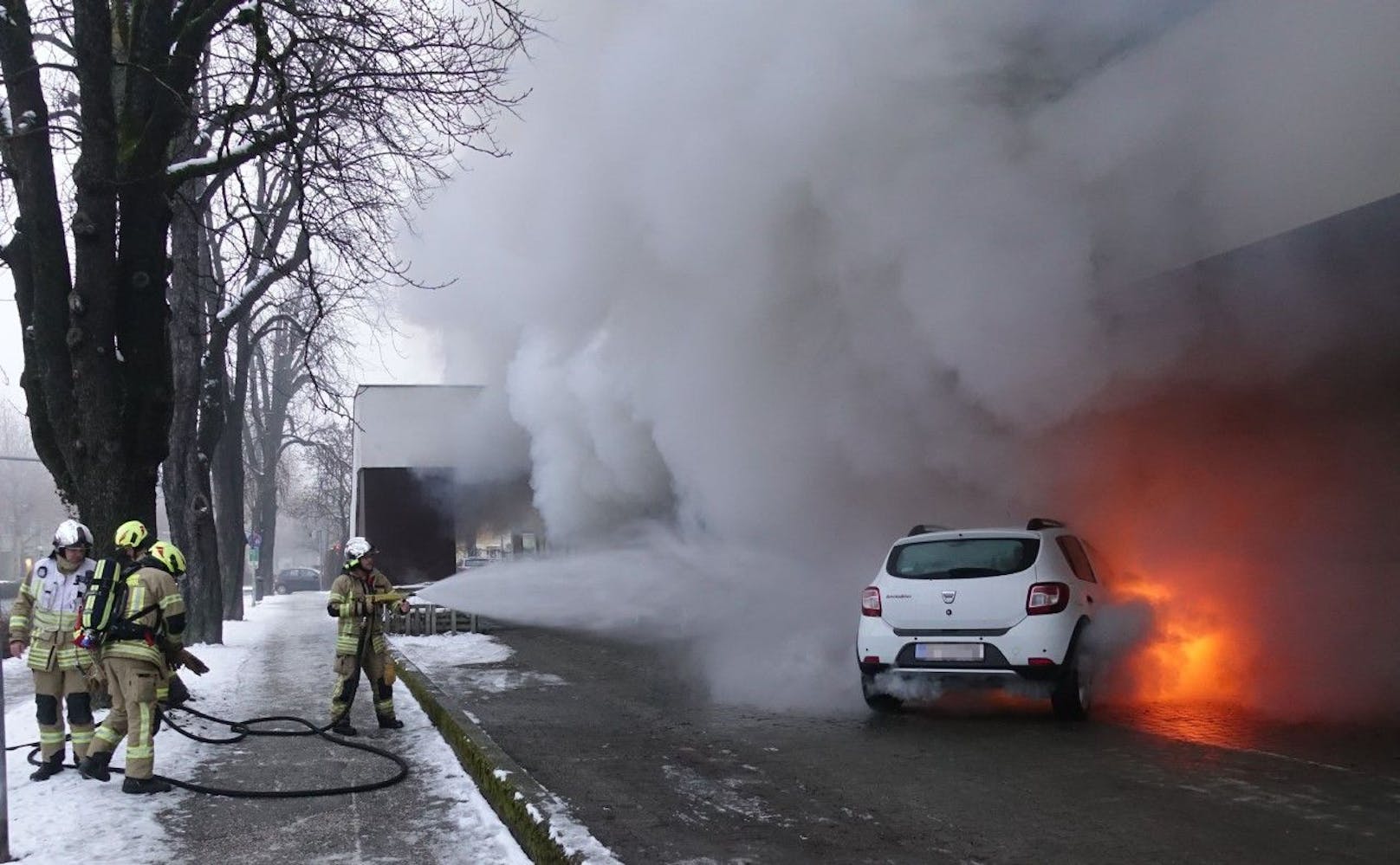 In Hall in Tirol musste die Feuerwehr ein brennendes Fahrzeug löschen. 