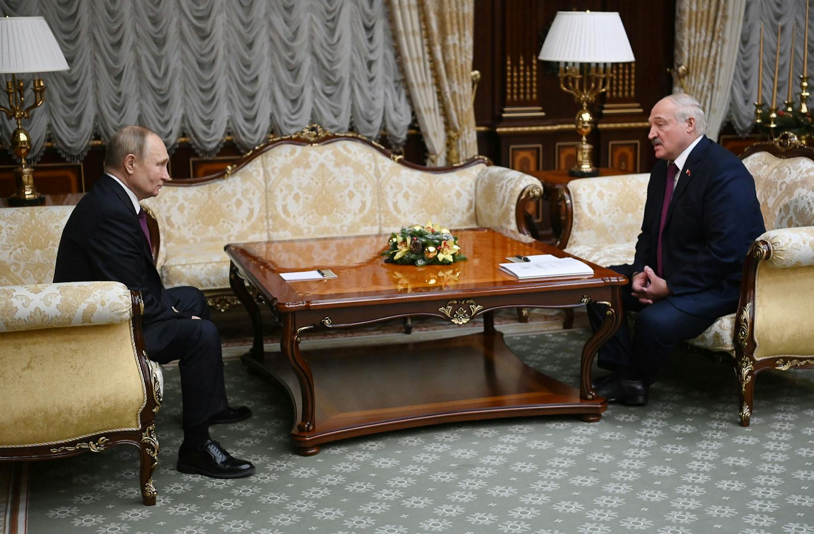 Vor der Visite hatte Lukaschenko angekündigt, dass es in erster Linie um eine Vertiefung der wirtschaftlichen Zusammenarbeit gehen werde.