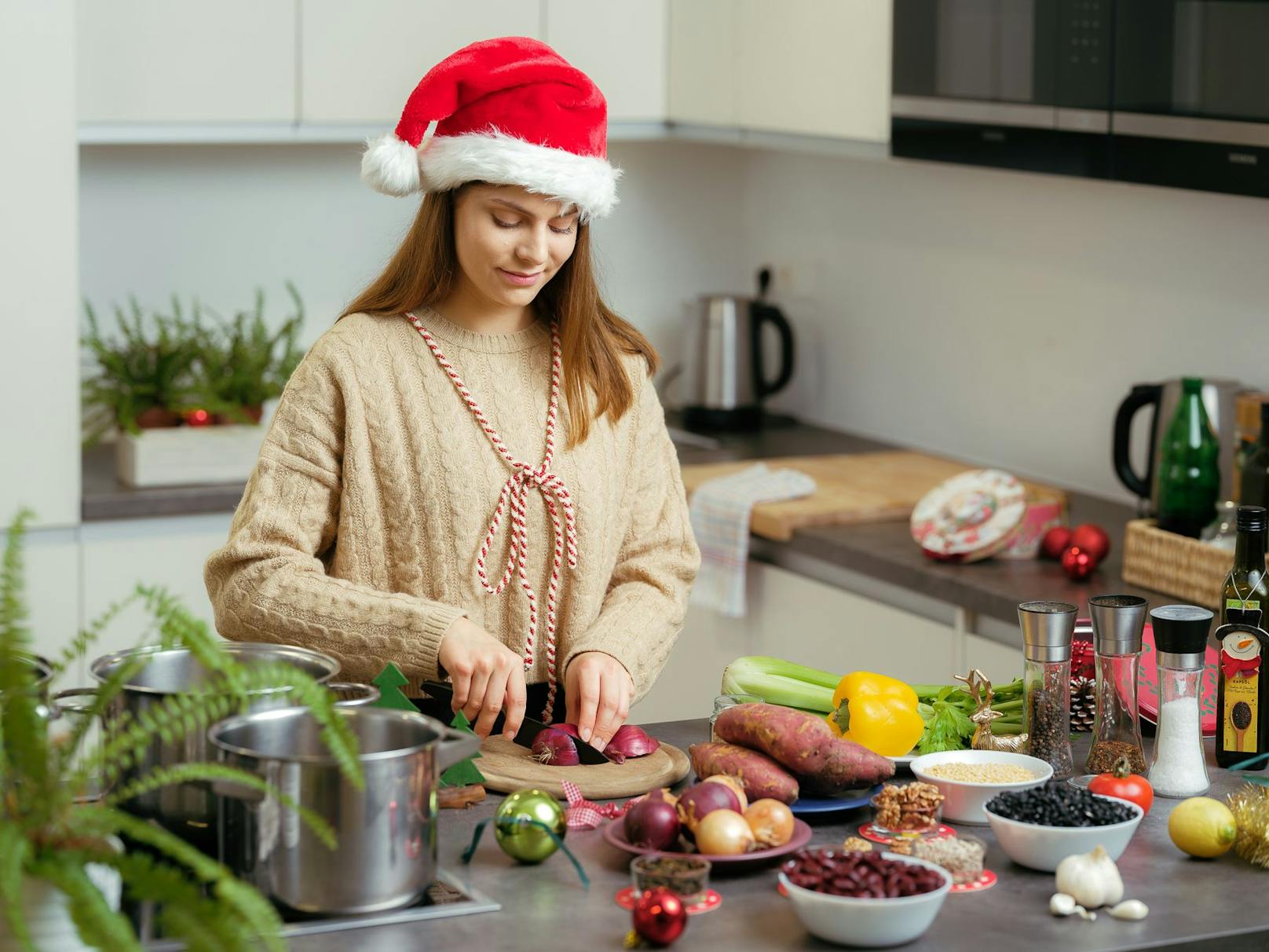 Hier wird ein veganer Weihnachtsbraten zubereitet. Die Klimabilanz eines Schweinsbratens ist viermal höher als die eines Bohnen-Bratens.