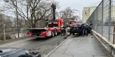Schwerer Unfall – Luxus-SUV mäht Baum und zwei Autos um