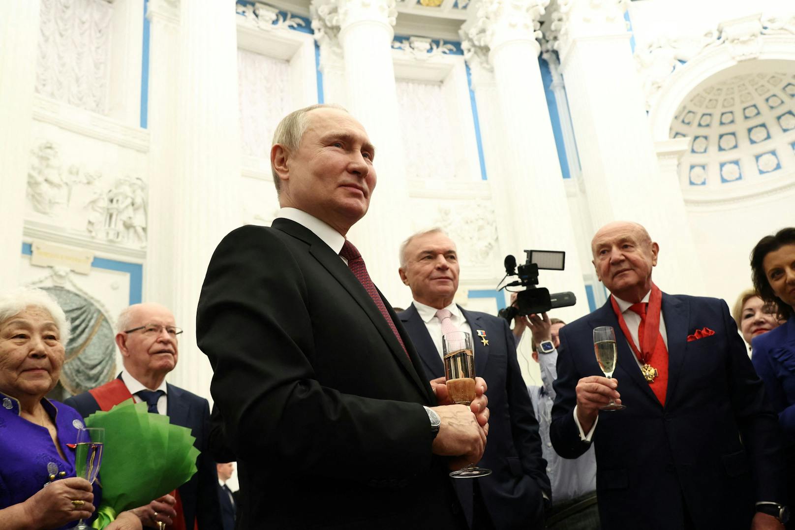 Wladimir Putin mit Sektglas nach einer Ordensverleihung an Separatisten-Führer im Moskauer Kreml am 20. Dezember 2022.