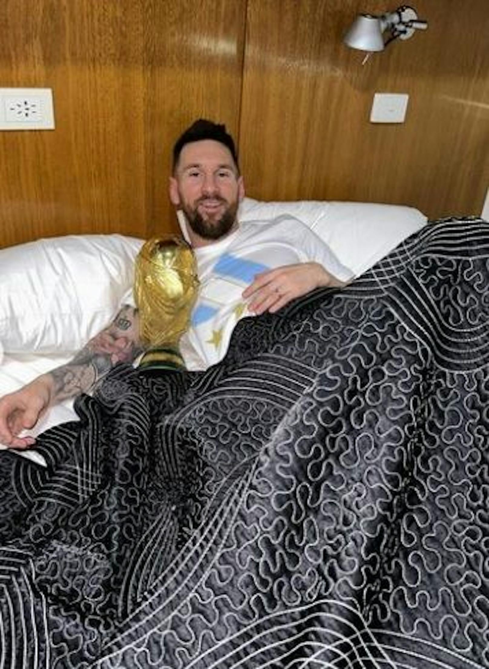 Lionel Messi kuschelt mit dem WM-Pokal.