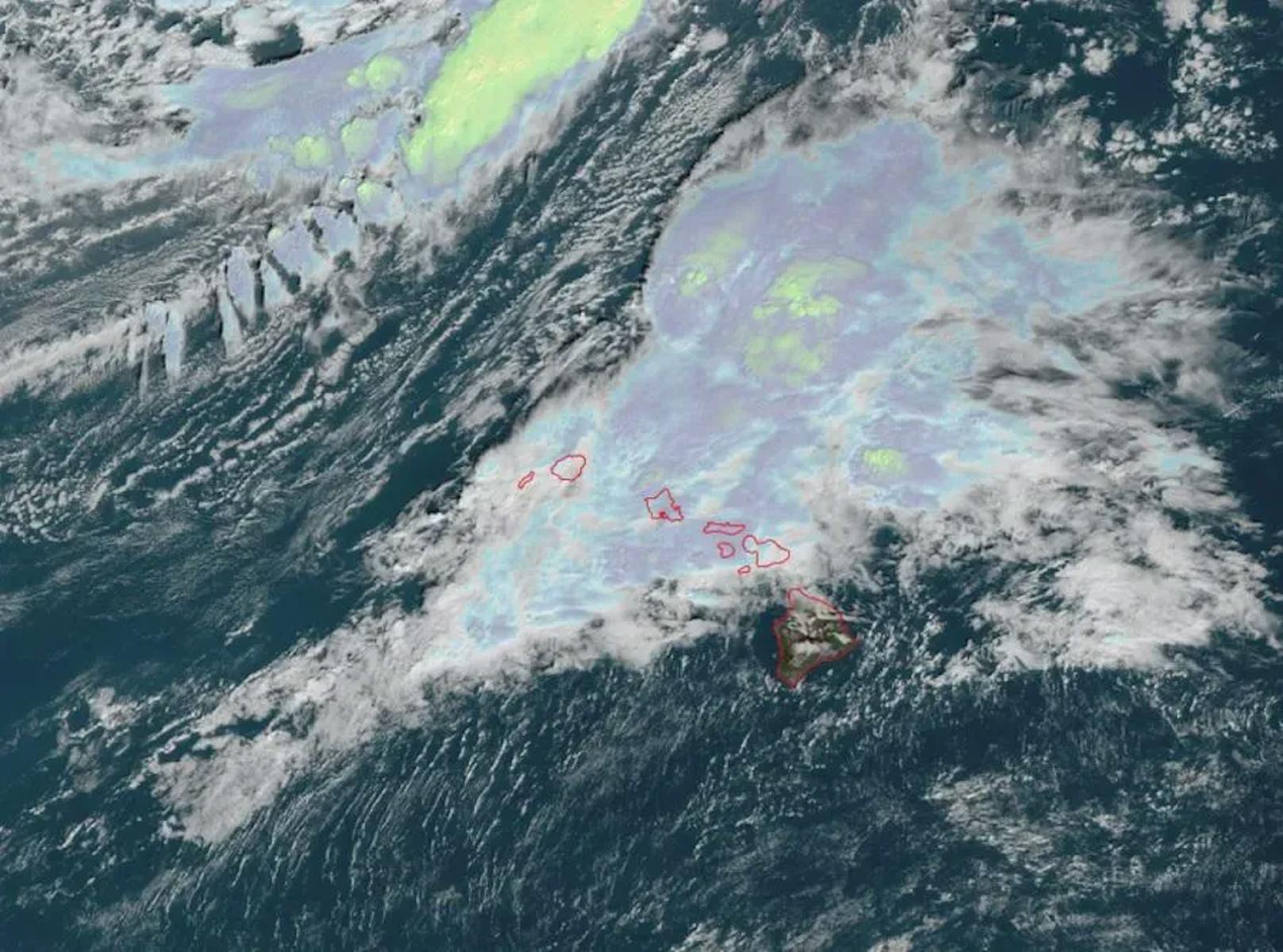 Satellitenbilder zeigen einen starken Sturm, der auf Hawaii zusteuert und darüber hinwegzieht.