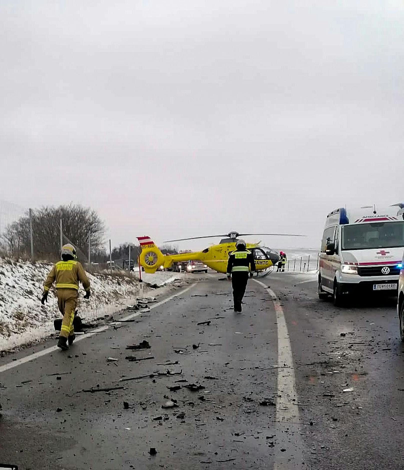 Tragischer Unfall in Mistelbach: Ein Pkw krachte gegen einen Lkw, der Autofahrer starb.