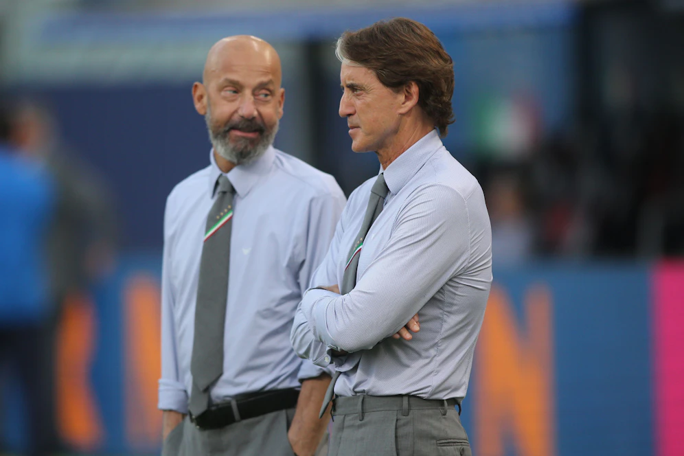 Gianluca Vialli (l.) mit Italiens Teamchef Roberto Mancini. Im Sommer standen sie noch bei Italiens Nations-League-Auftritt gegen Deutschland zusammen am Spielfeldrand.