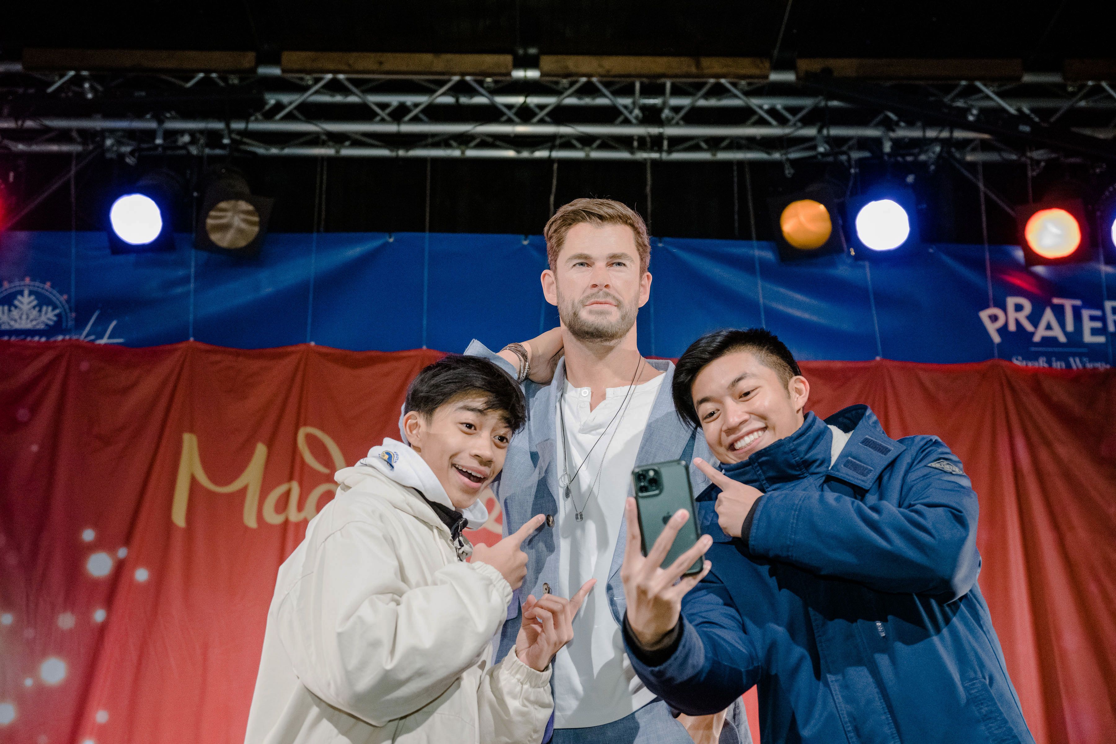 Die Fans Tristan und Dylan (v.l.) hatten bei einem Gewinnspiel gewonnen und durften die Figur von Chris Hemsworth am Montagabend im Wiener Prater enthüllen.&nbsp;