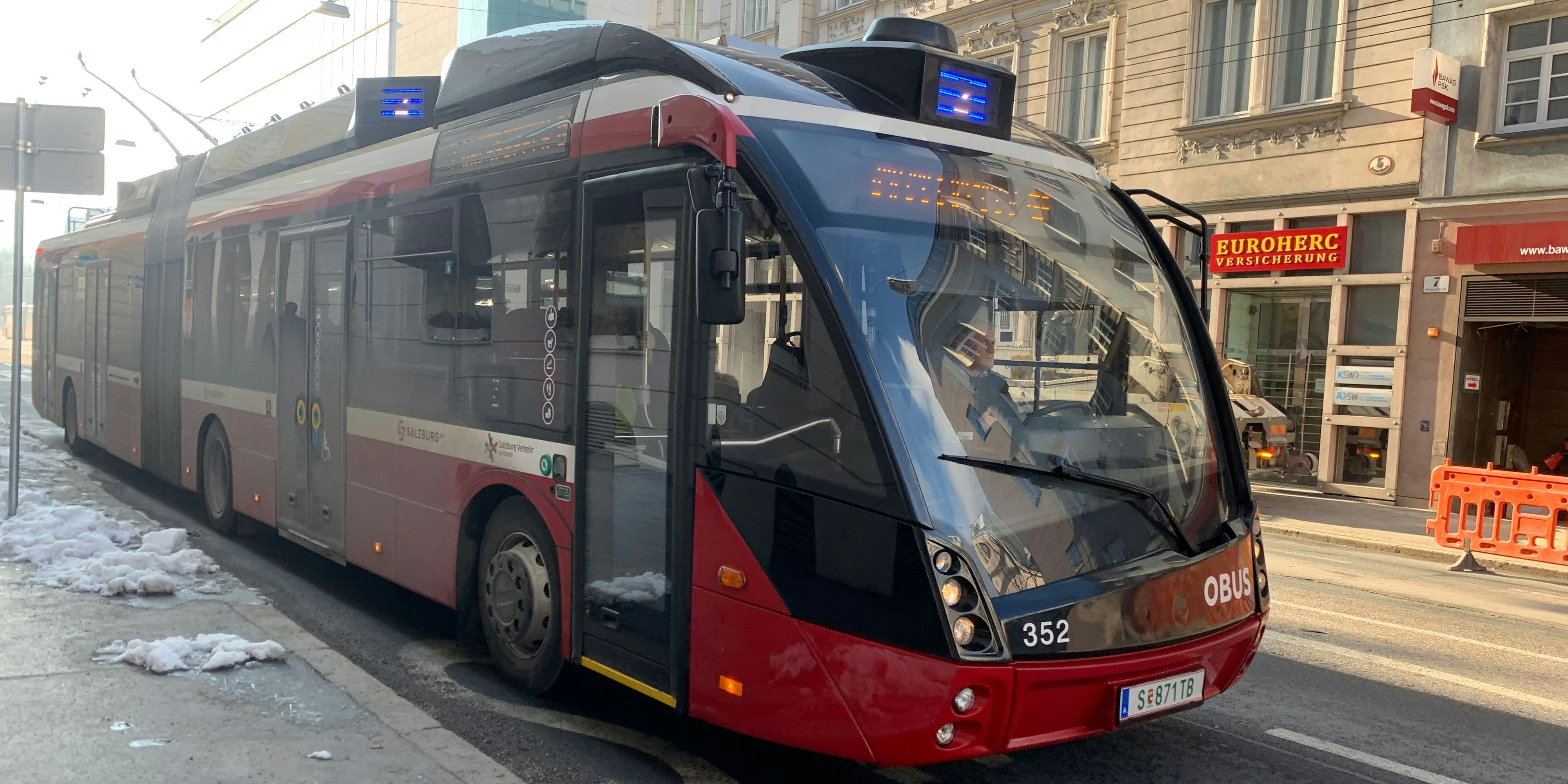 Die Frau wurde vom Bus überrollt.