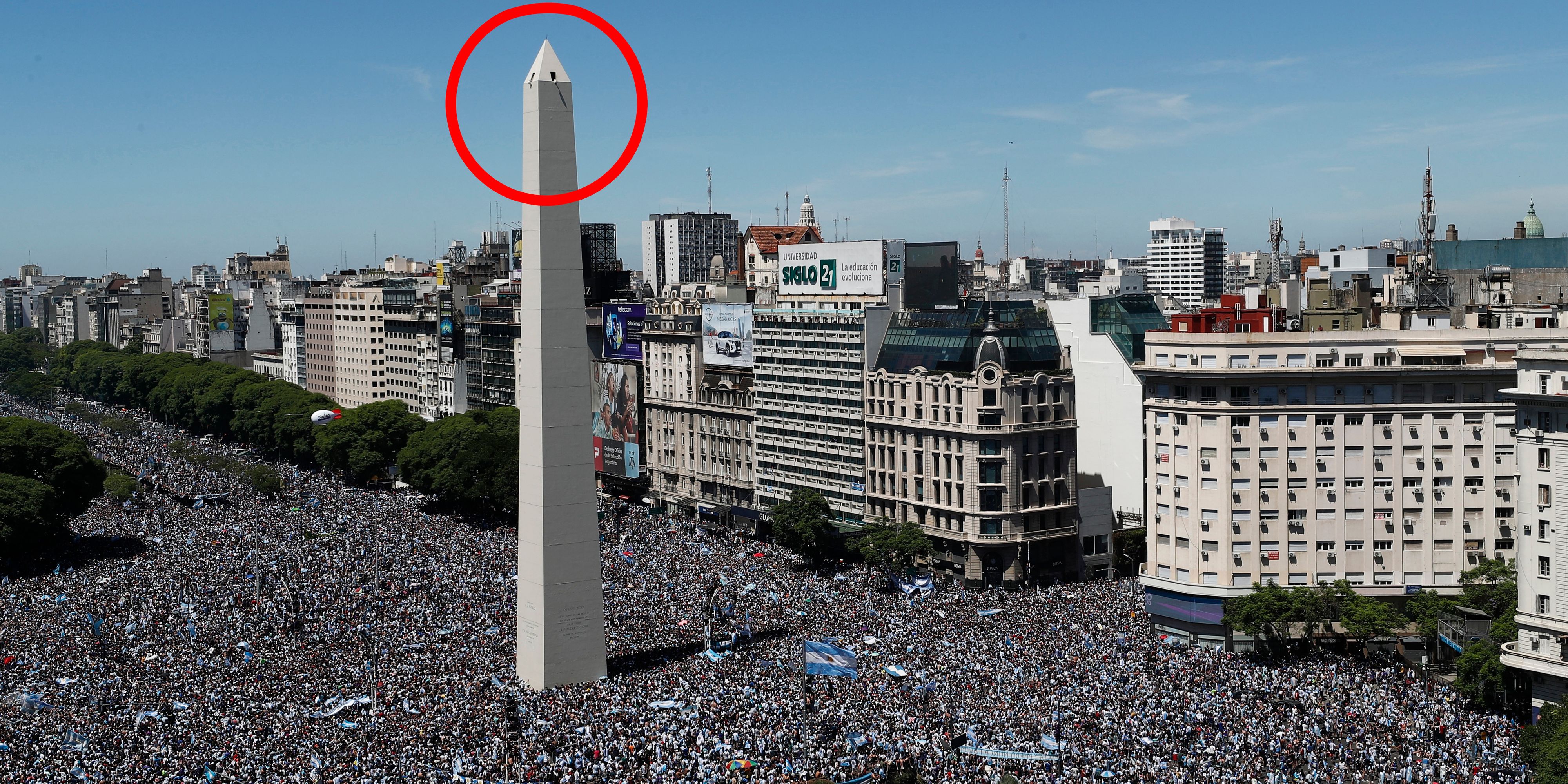 Ein Fan schwenkt auf dem Obelisk von Buenos Aires seine Fahne.
