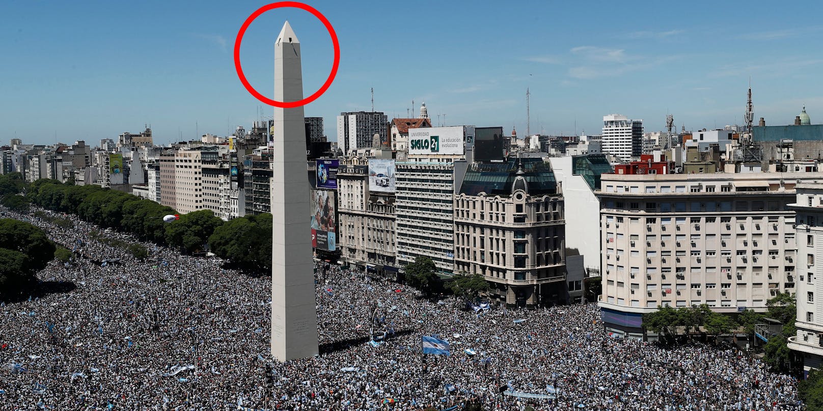 Ein Fan schwenkt auf dem Obelisk von Buenos Aires seine Fahne.