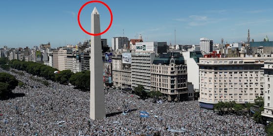 Ein Fan schwenkt auf dem Obelisk von Buenos Aires seine Fahne.