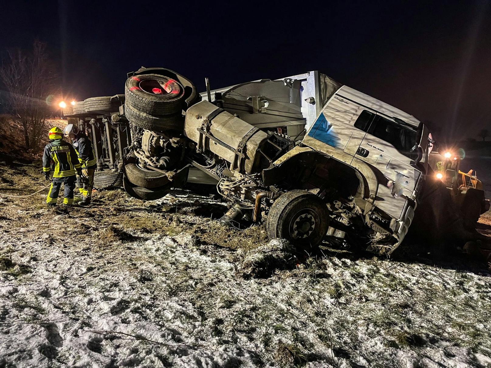 Tragischer Unfall in Mistelbach: Ein Pkw krachte gegen einen Lkw, der Autofahrer starb.