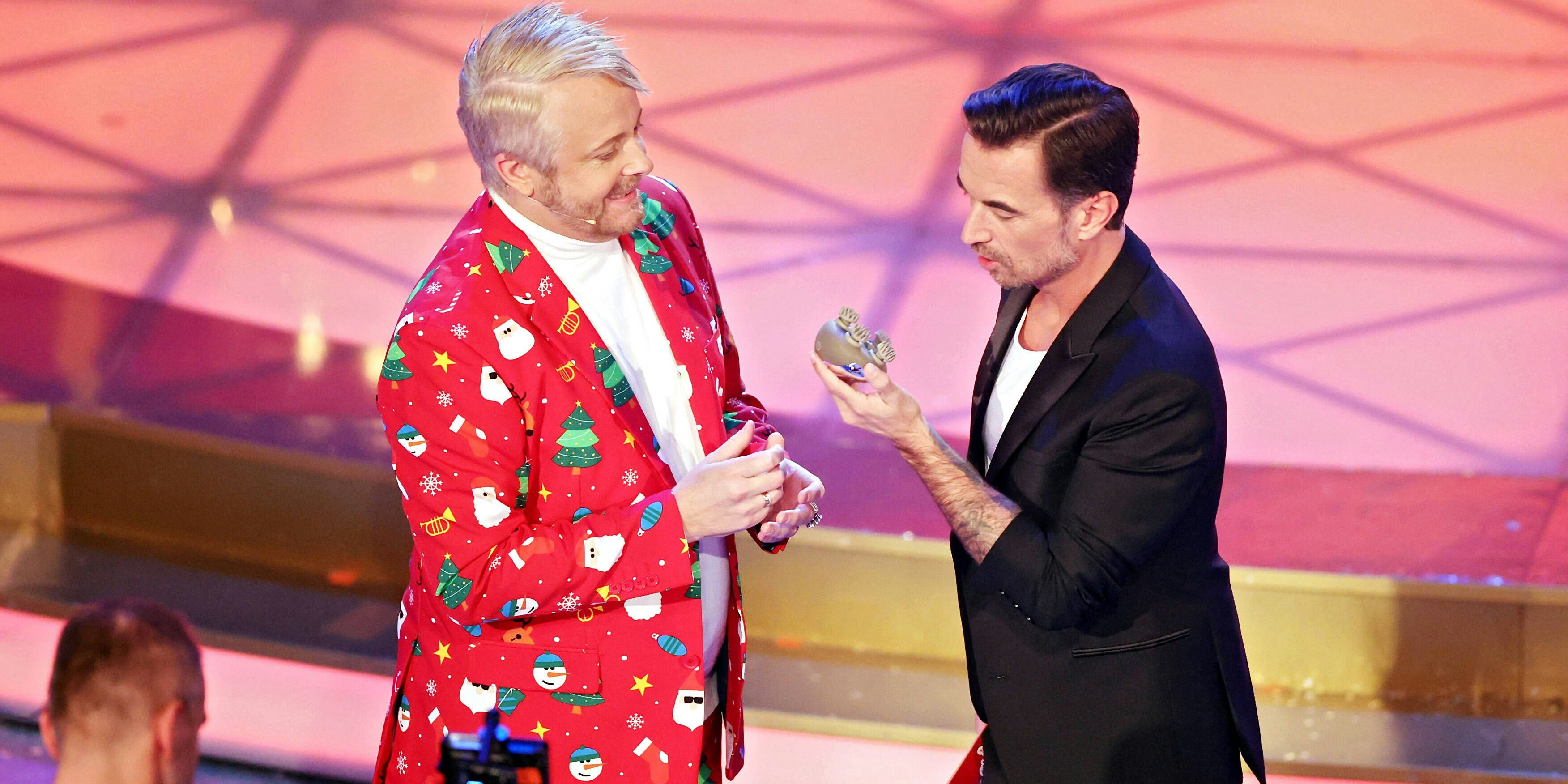  ARD: ALLE SINGEN WEIHNACHTEN DAS GROSSE ADVENTSFESTSINGEN 2022 . Sänger Ross Antony und Fernsehmoderator Florian Silbereisen während der Aufzeichnung der ARD Fernsehshow ALLE SINGEN WEIHNACHTEN DAS GROSSE ADVENTSFESTSINGEN 2022 am 26.11.2022 in Suhl. 20221127SBK0036 *** ARD ALLE SINGEN WEIHNACHTEN DAS GROSSE ADVENTSFESTSINGEN 2022 singer Ross Antony and television host Florian Silbereisen during the recording of the ARD television show ALLE SINGEN WEIHNACHTEN DAS GROSSE ADVENTSFESTSINGEN 2022 on 26 11 2022 in Suhl 20221127SBK0036