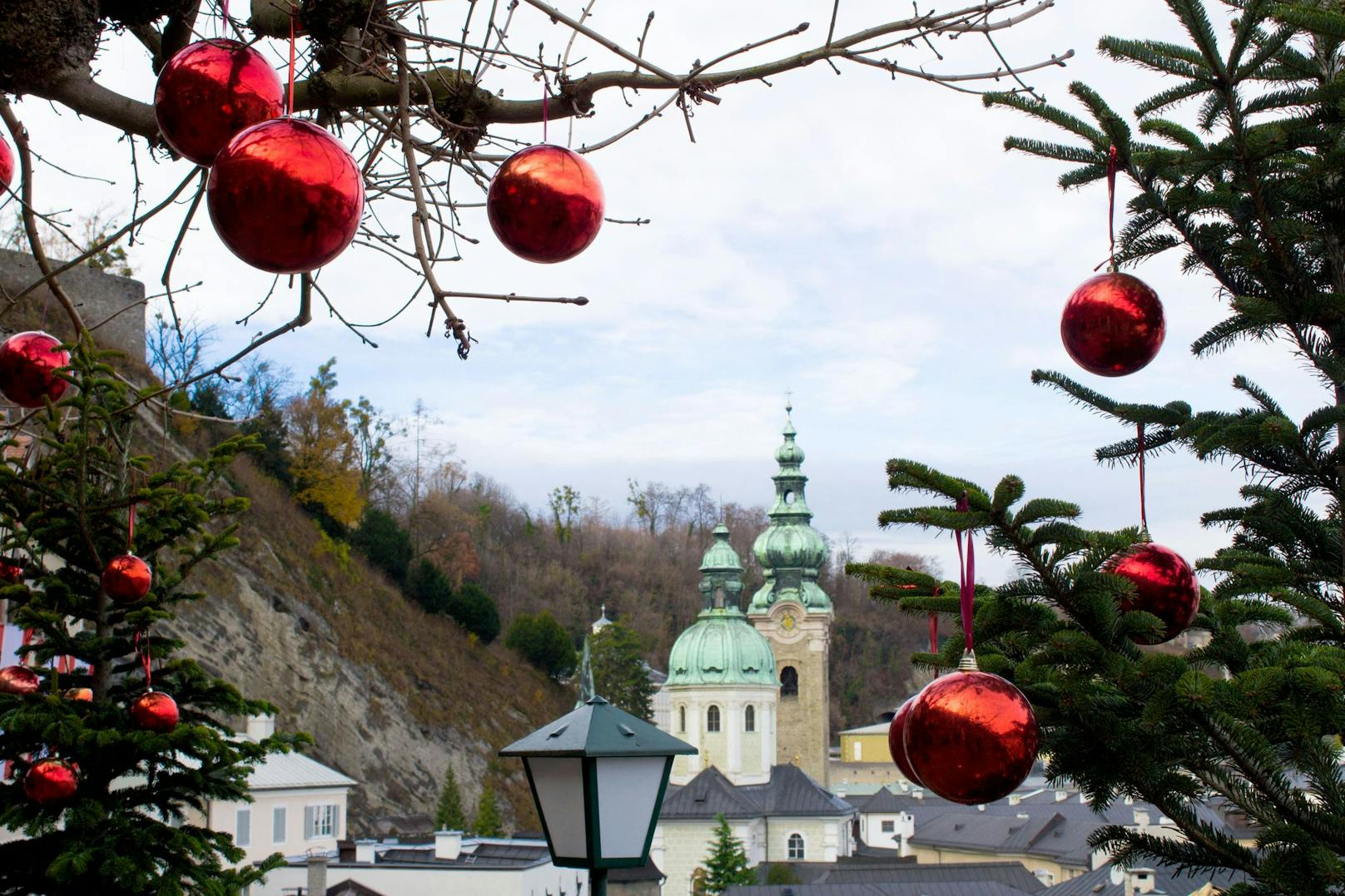 Weihnachtsdeko in Salzburg. Der Schnee dürfte auch heuer an Heiligabend ausbleiben.