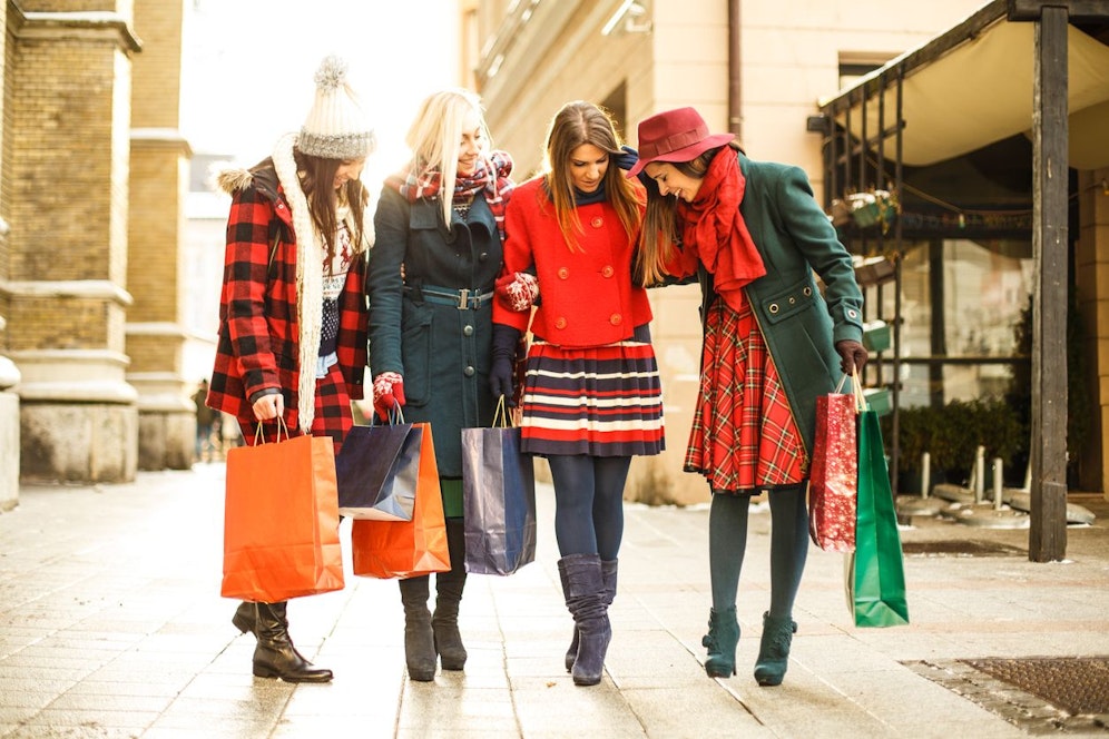Es möchte keiner auf seine winterlichen Klassiker verzichten, aber deine wasserdichten Treter könnten ruhig gegen ein eleganteres Model ausgetauscht werden.