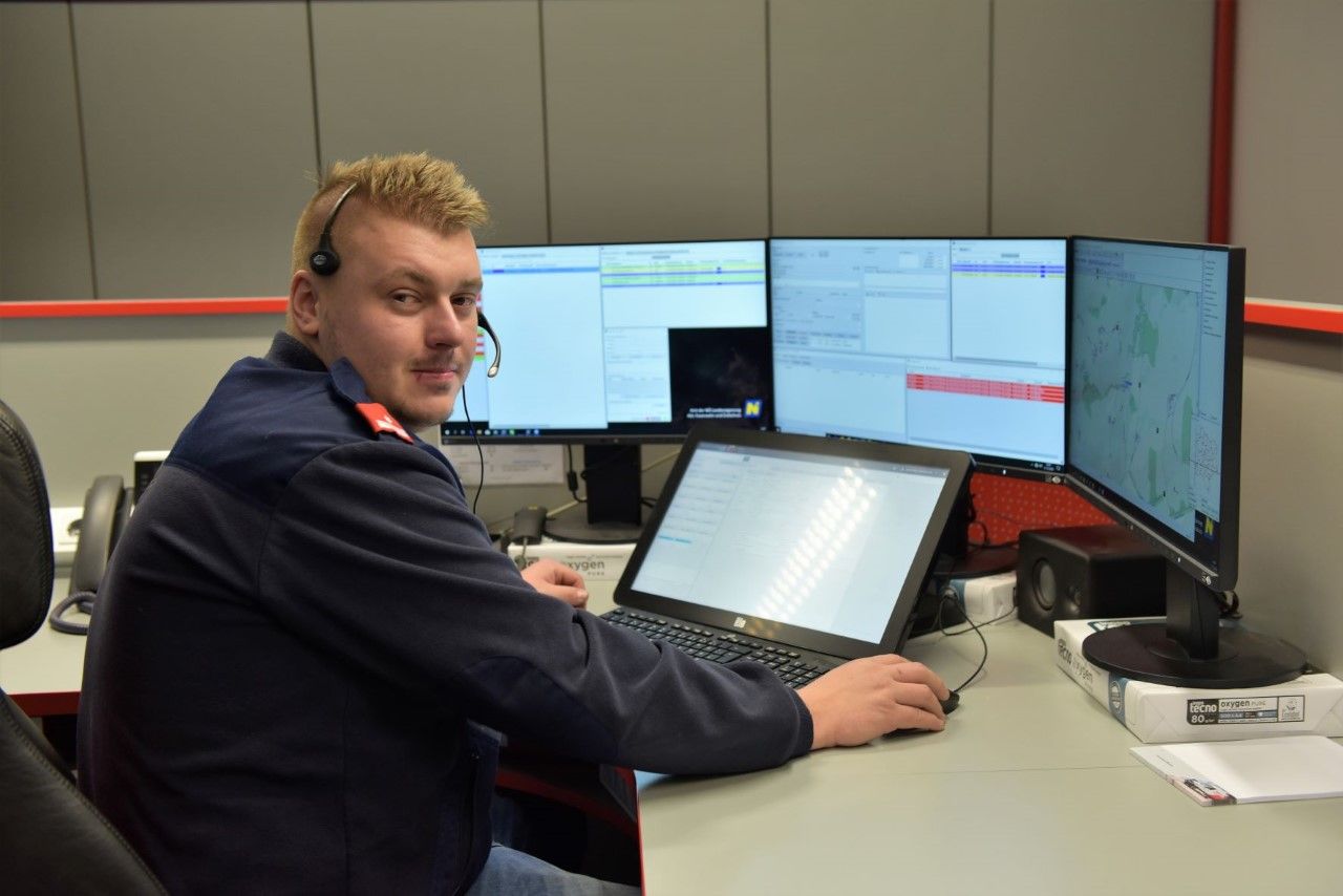 Christoph Weissensteiner in der Bezirksalalarmzentrale Amstetten.