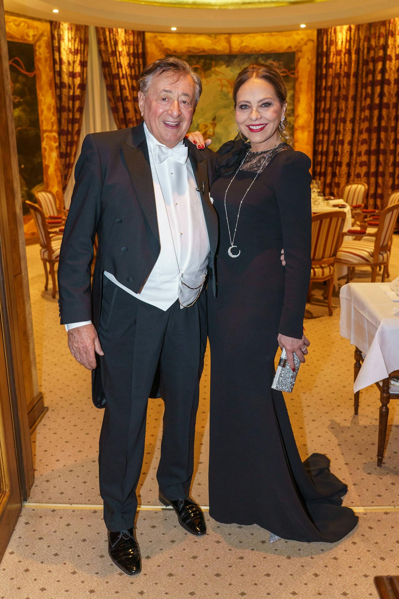 2020 begrüßte Richard Lugner Ornella Muti zum Opernball.